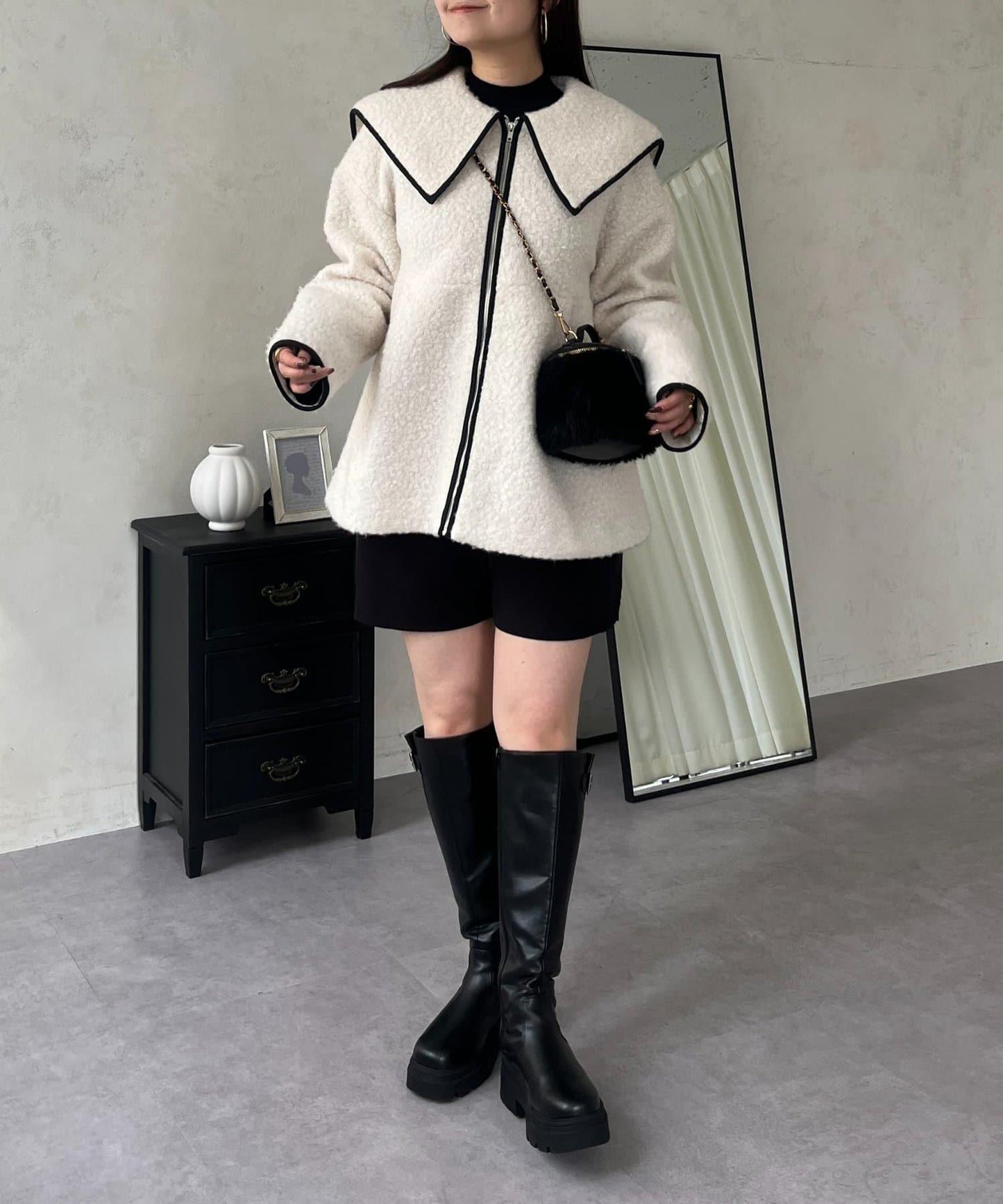 內襯絎縫大翻領滾邊荷葉擺羊羔絨短外套