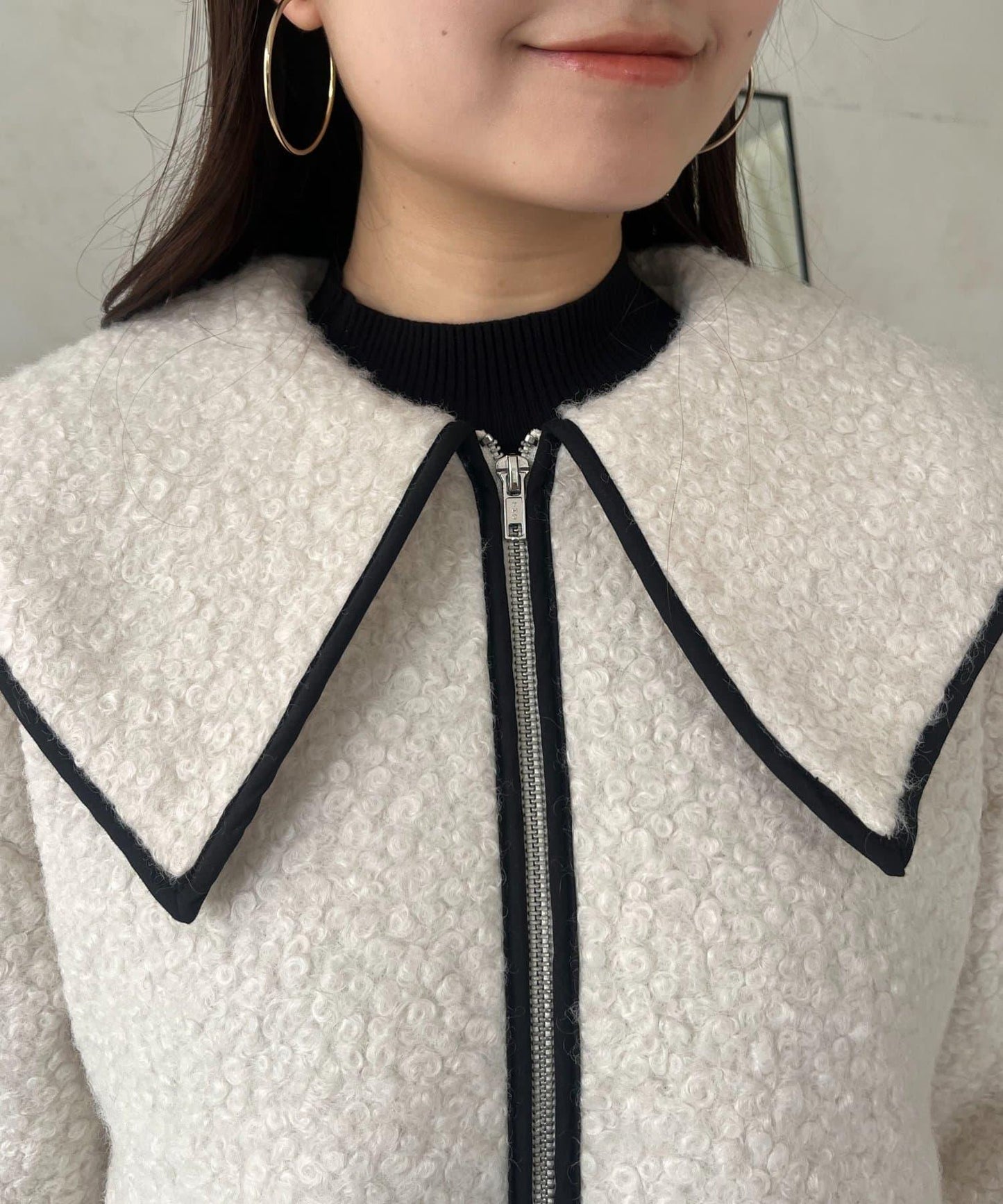 內襯絎縫大翻領滾邊荷葉擺羊羔絨短外套