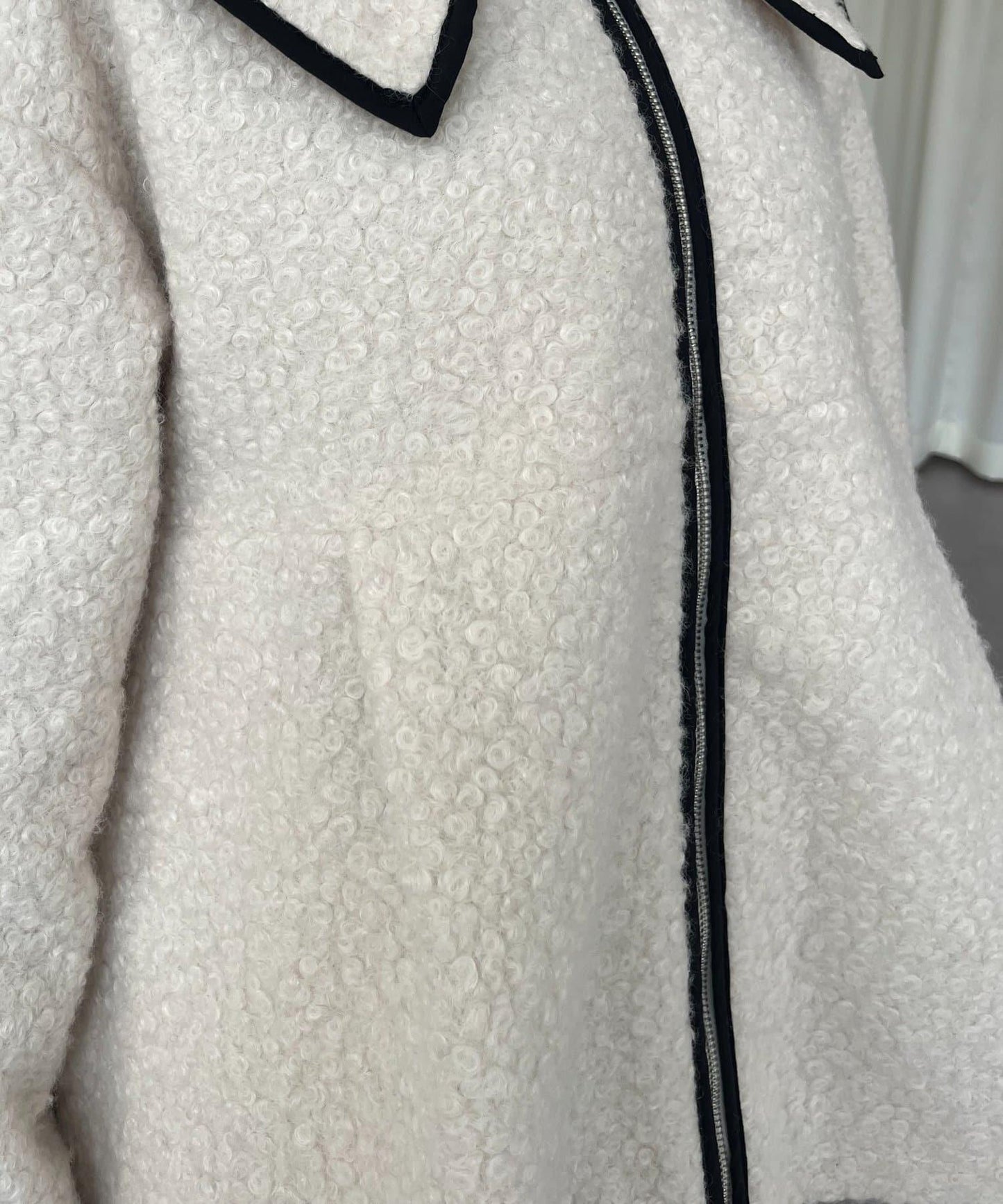 內襯絎縫大翻領滾邊荷葉擺羊羔絨短外套