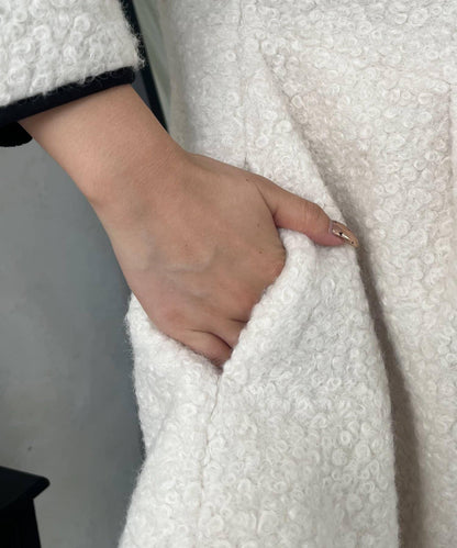 內襯絎縫大翻領滾邊荷葉擺羊羔絨短外套