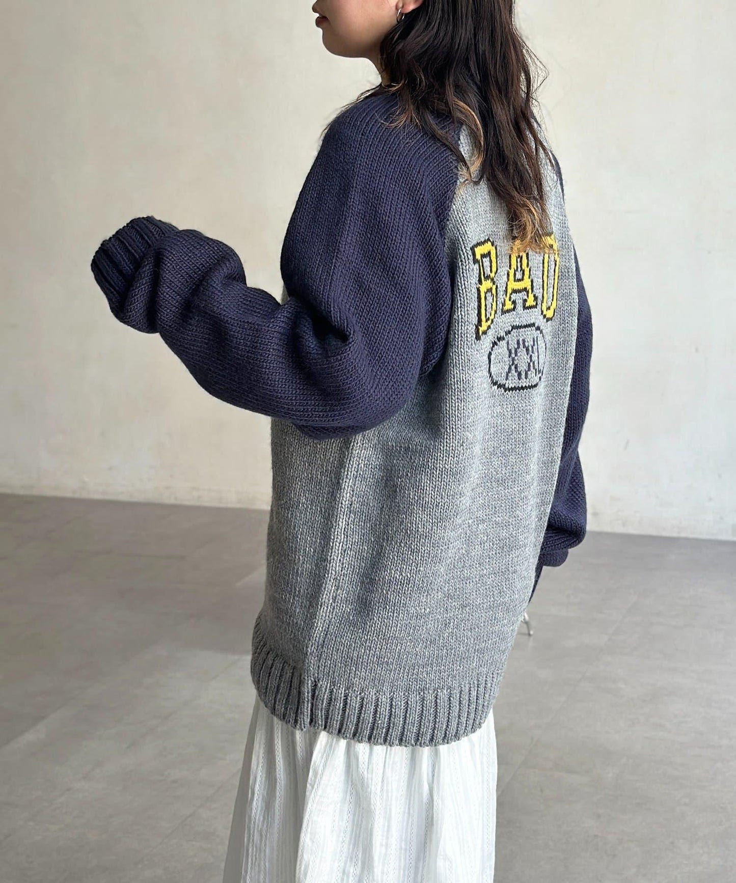 學院風標誌拼色針織衫