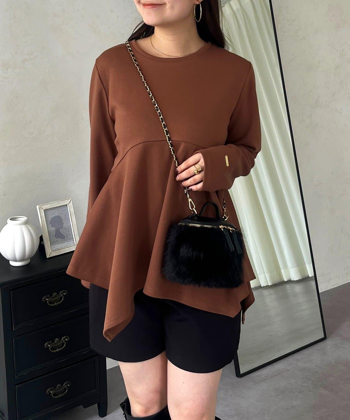 不規則下襬弧形荷葉邊長袖T恤