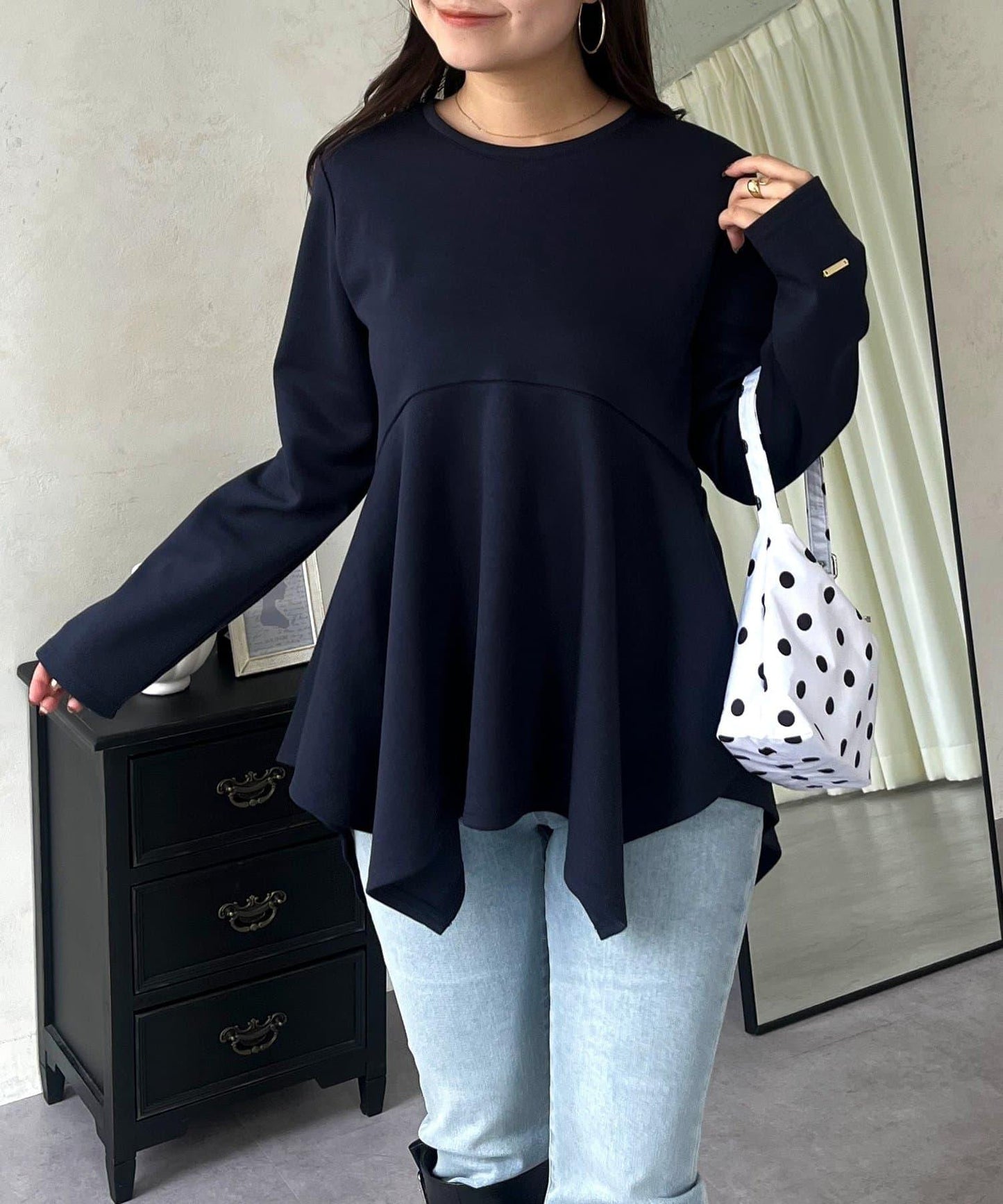 不規則下襬弧形荷葉邊長袖T恤