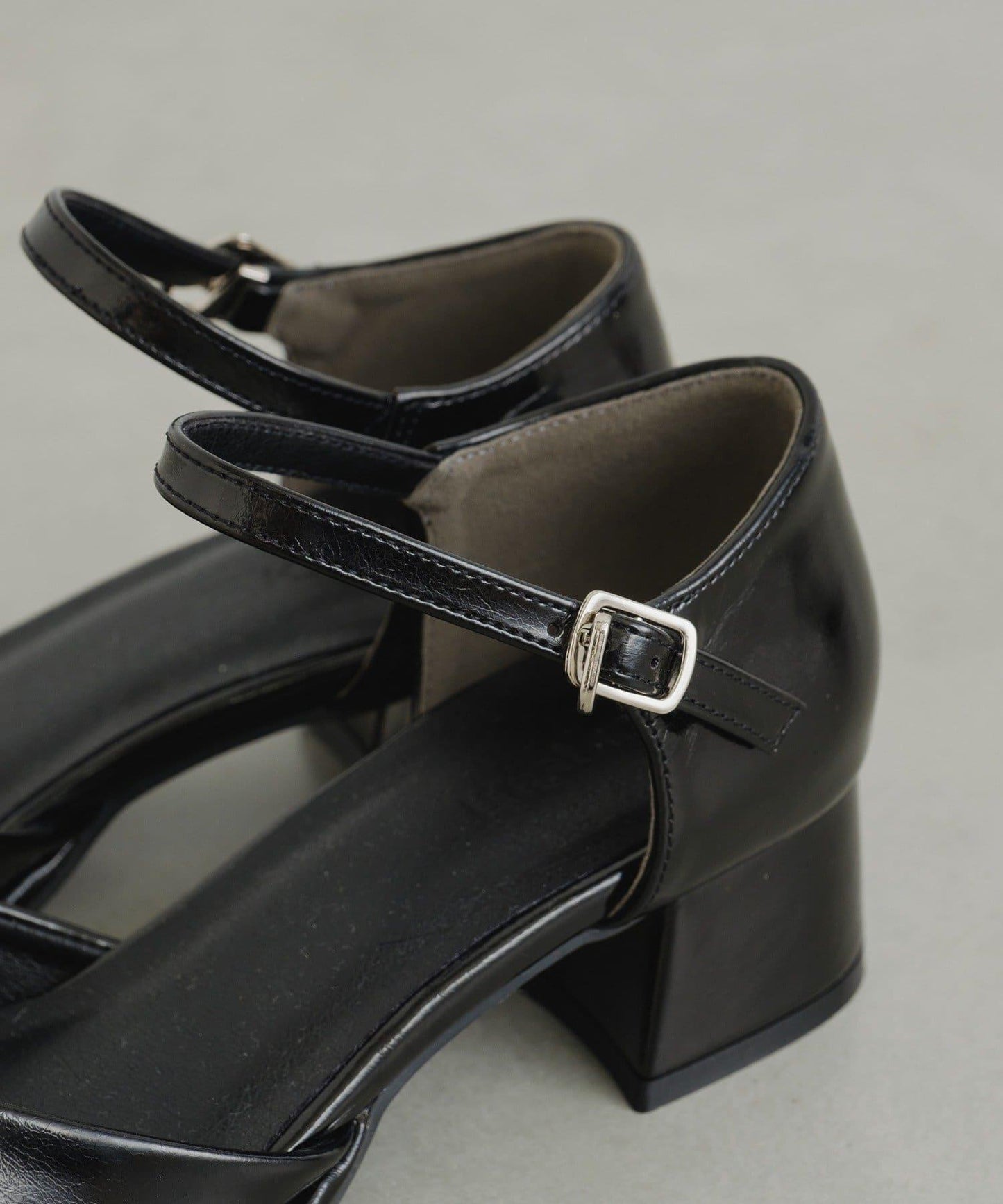 方頭帶扣高跟鞋