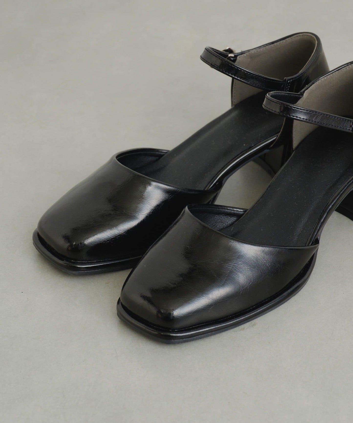 方頭帶扣高跟鞋