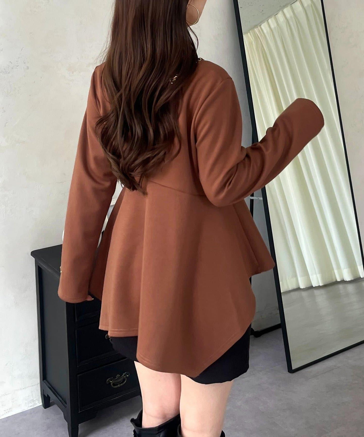 不規則下襬弧形荷葉邊長袖T恤