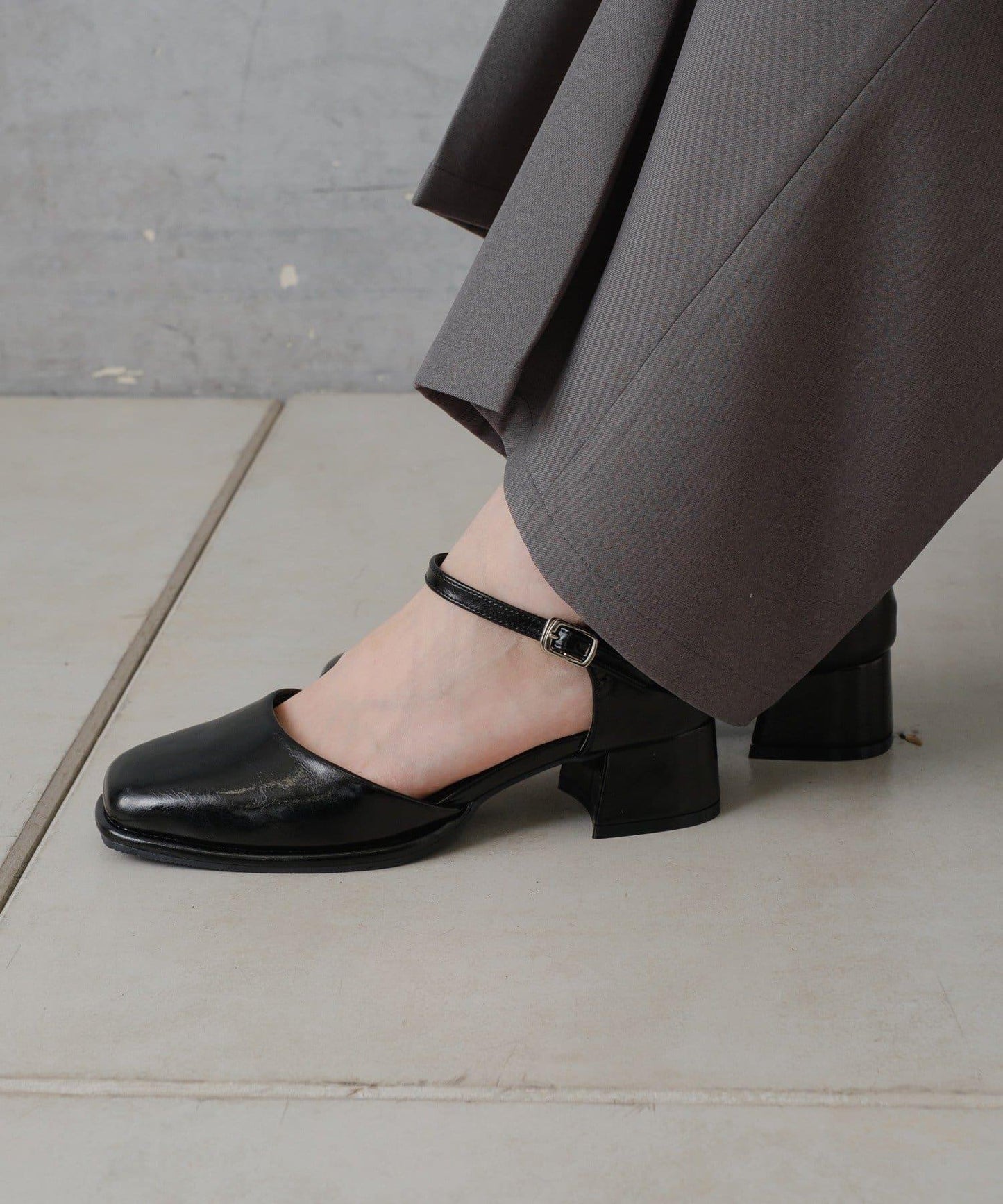 方頭帶扣高跟鞋