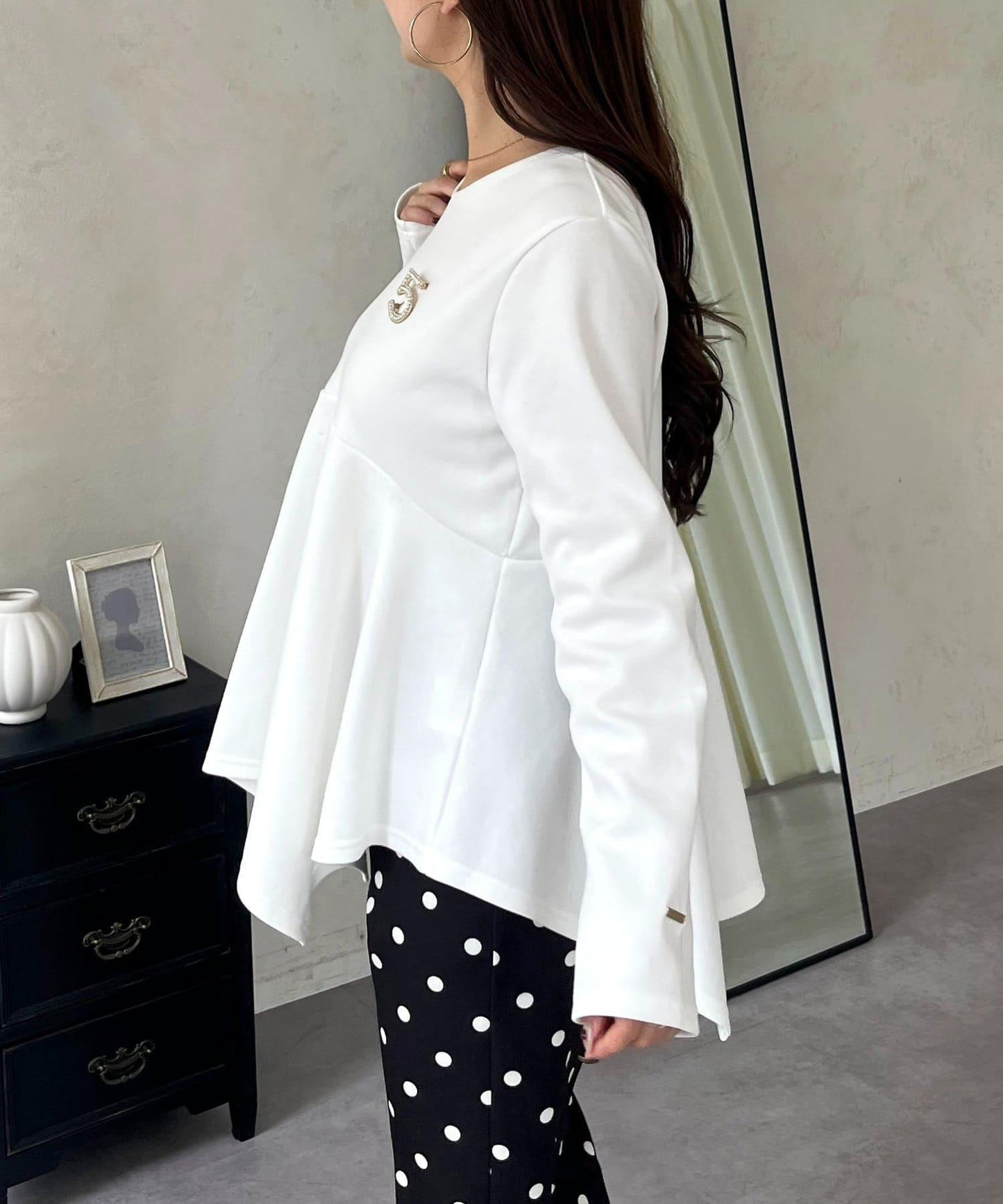 不規則下襬弧形荷葉邊長袖T恤