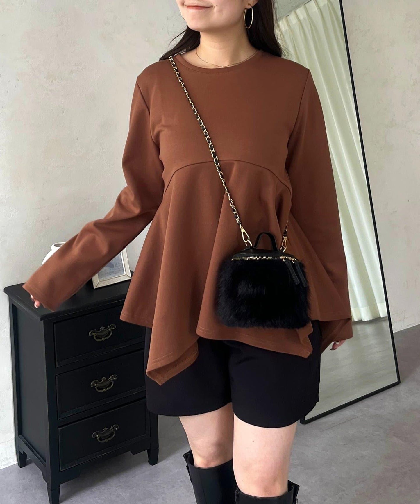 不規則下襬弧形荷葉邊長袖T恤