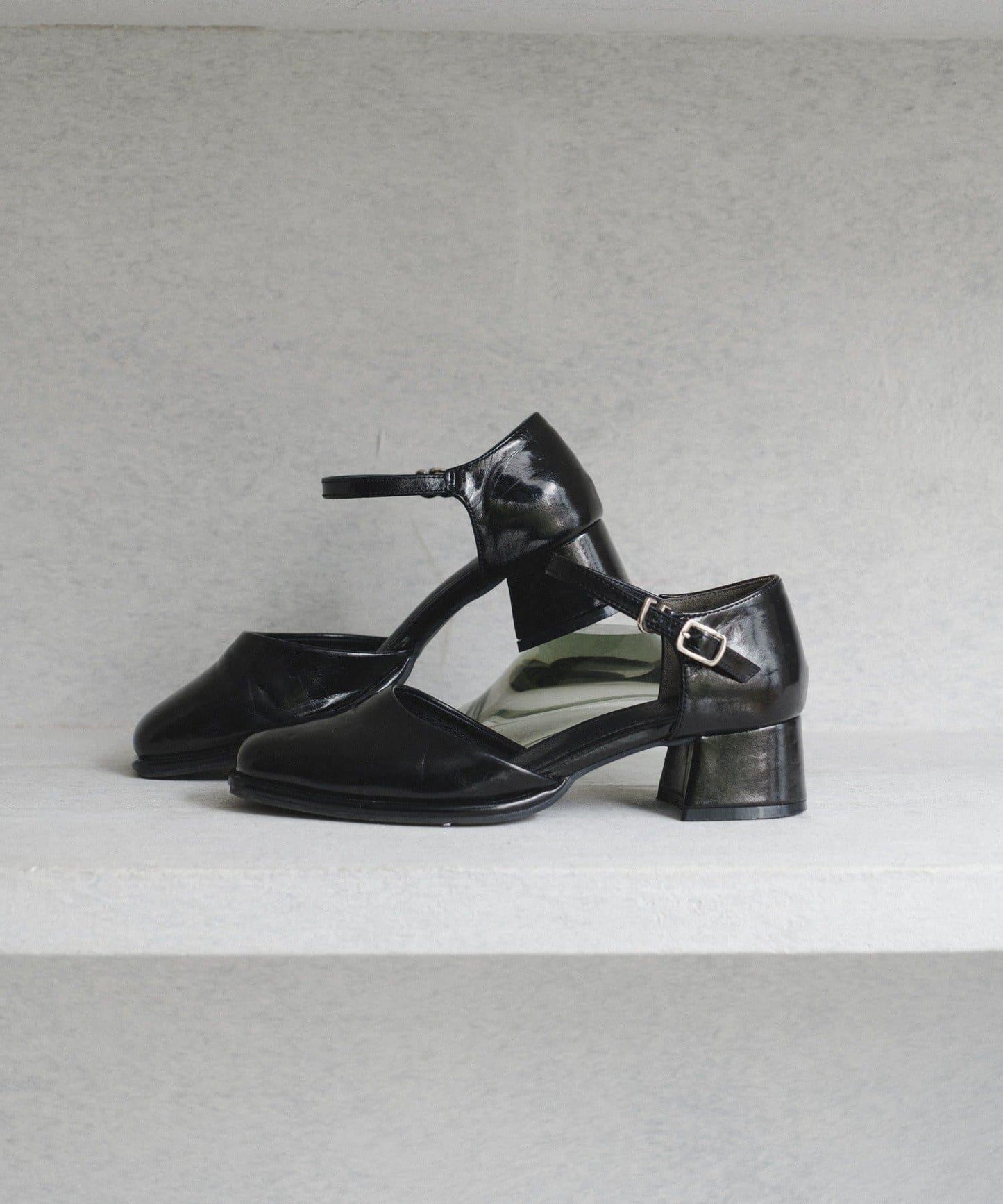 方頭帶扣高跟鞋