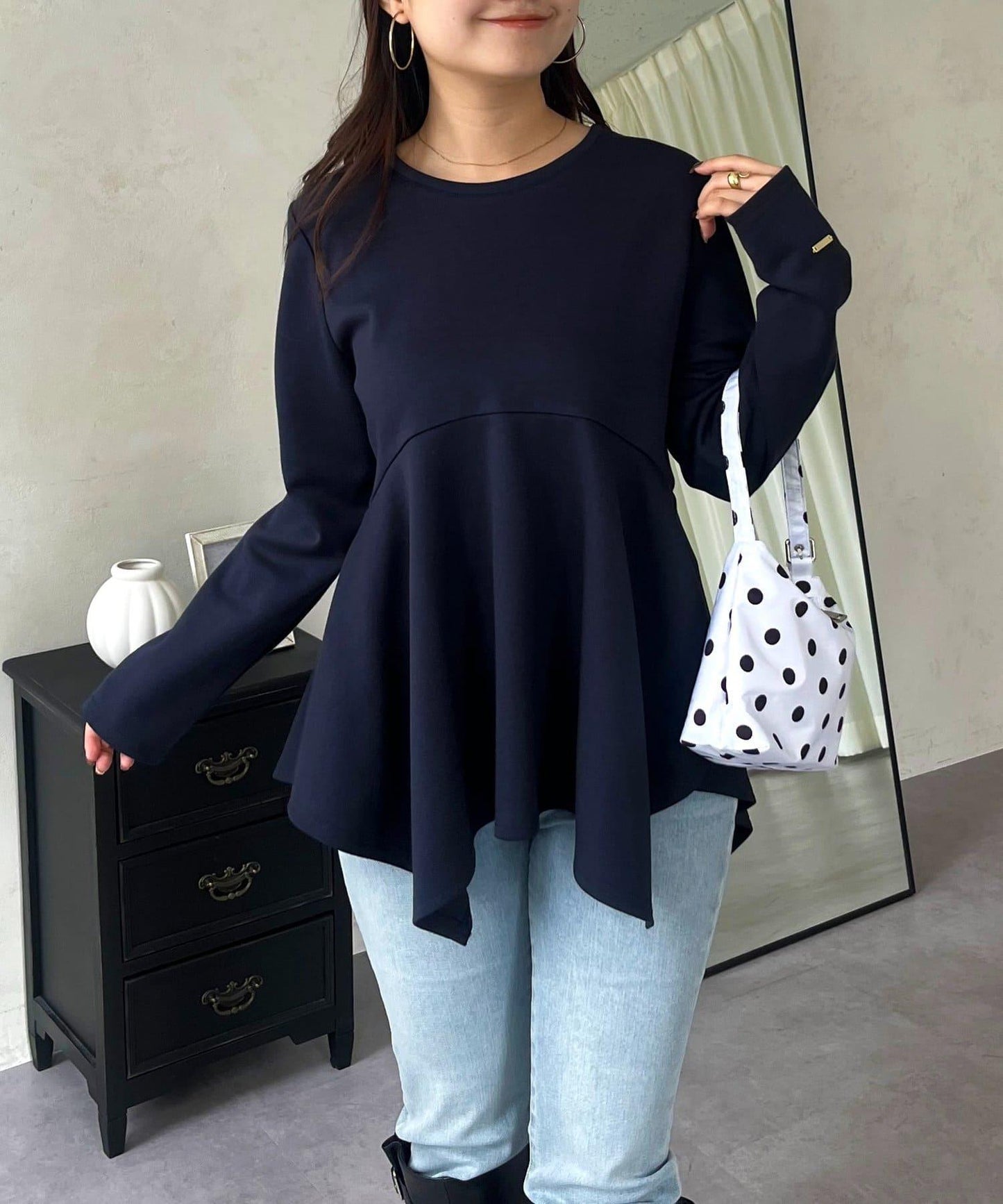 不規則下襬弧形荷葉邊長袖T恤