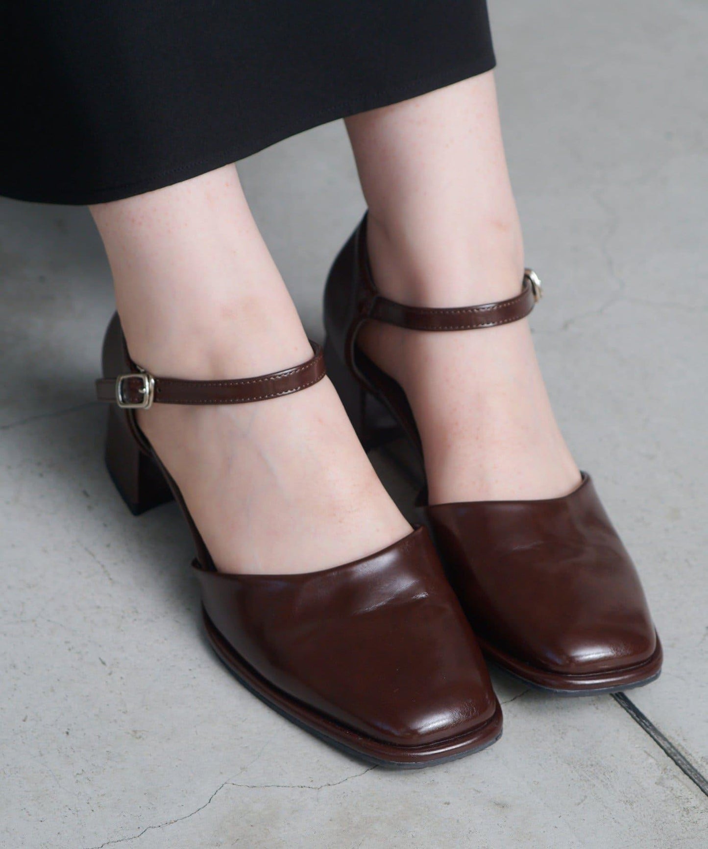 方頭帶扣高跟鞋