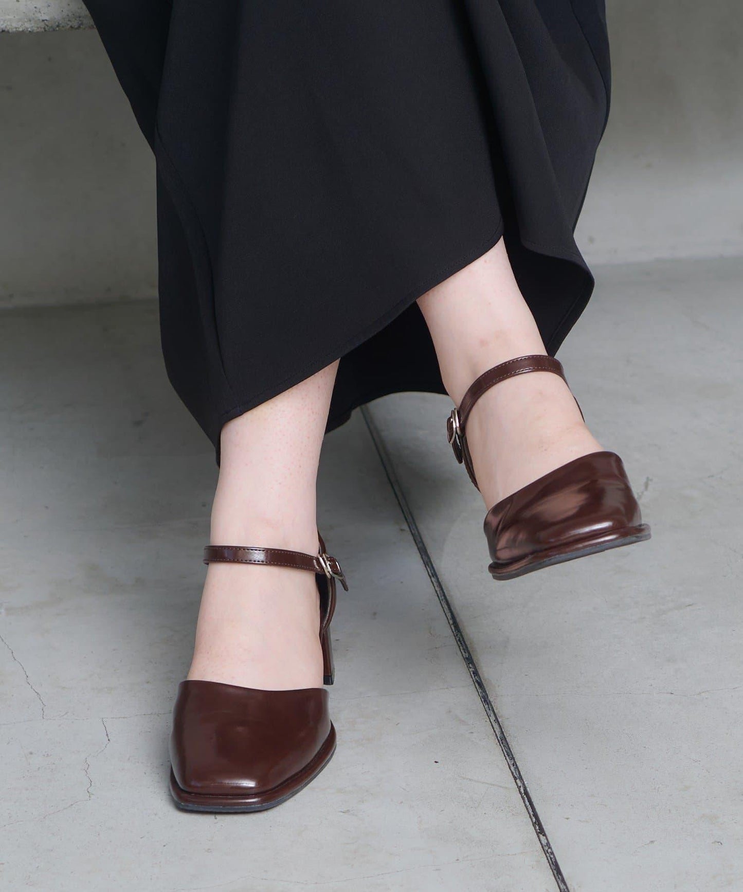 方頭帶扣高跟鞋