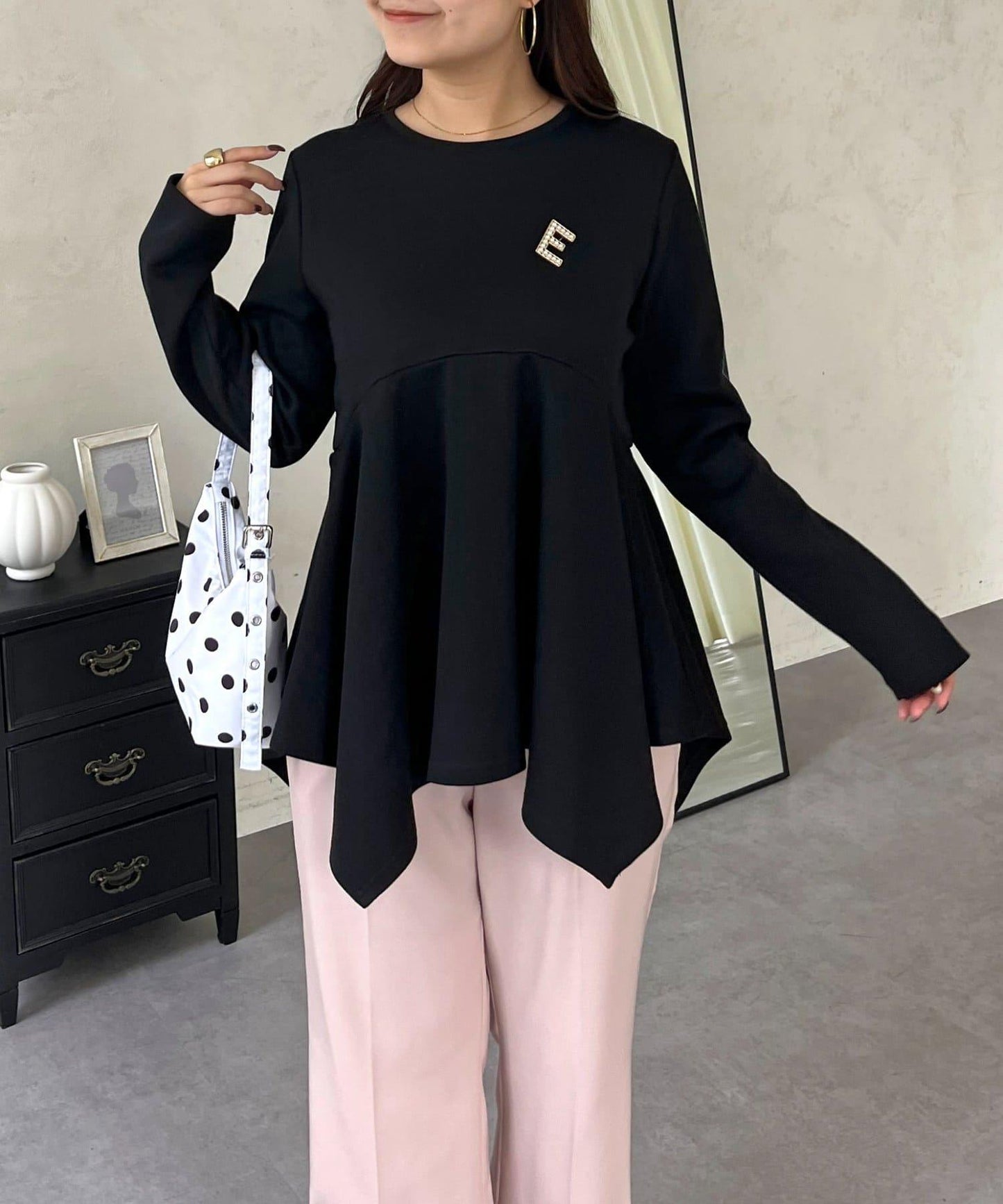 不規則下襬弧形荷葉邊長袖T恤