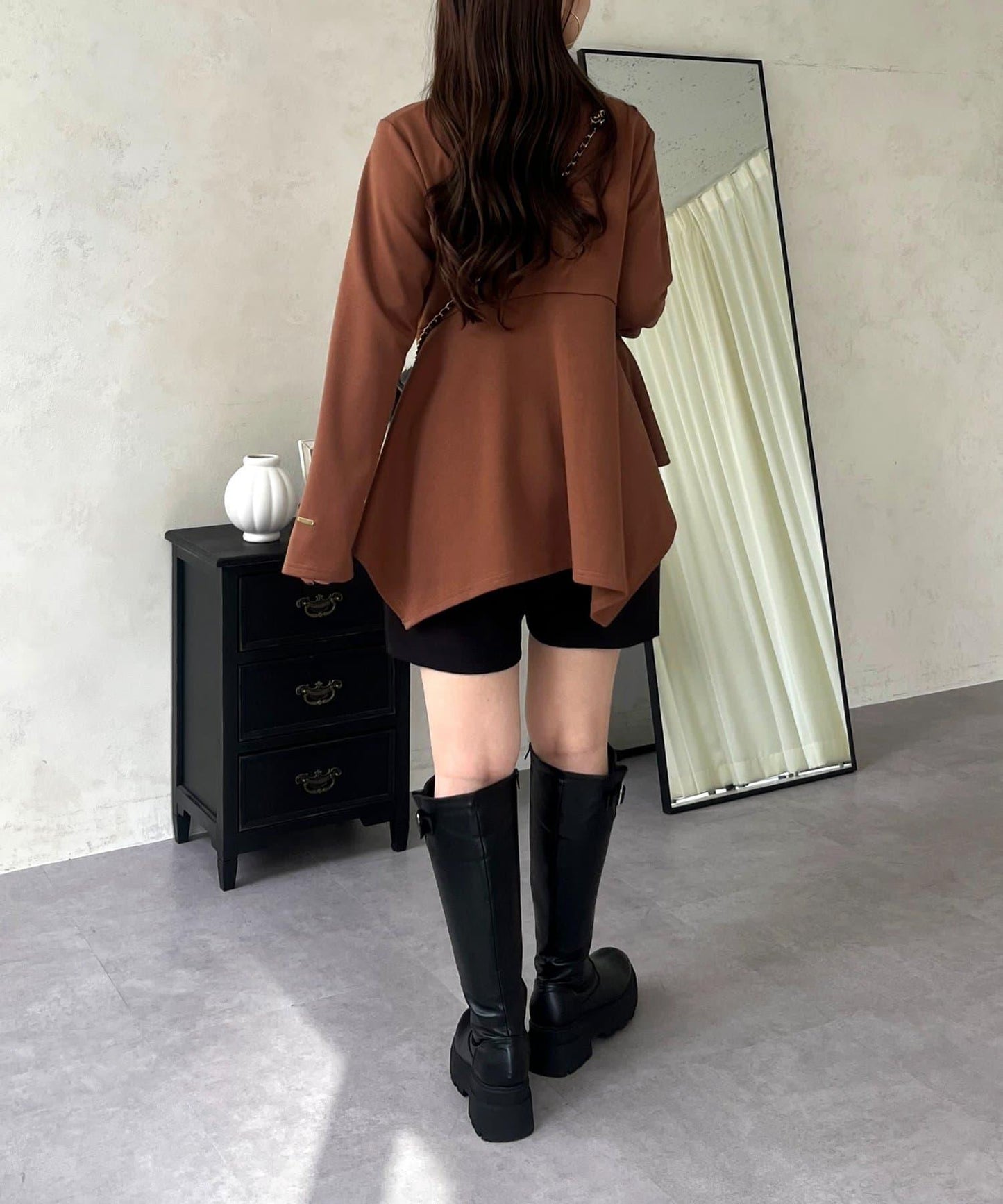 不規則下襬弧形荷葉邊長袖T恤