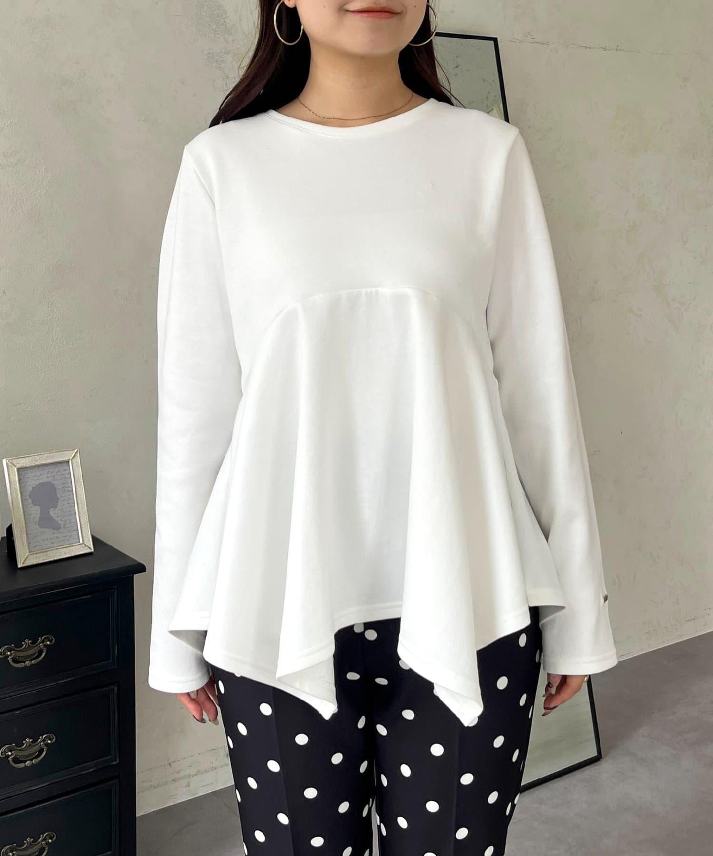 不規則下襬弧形荷葉邊長袖T恤