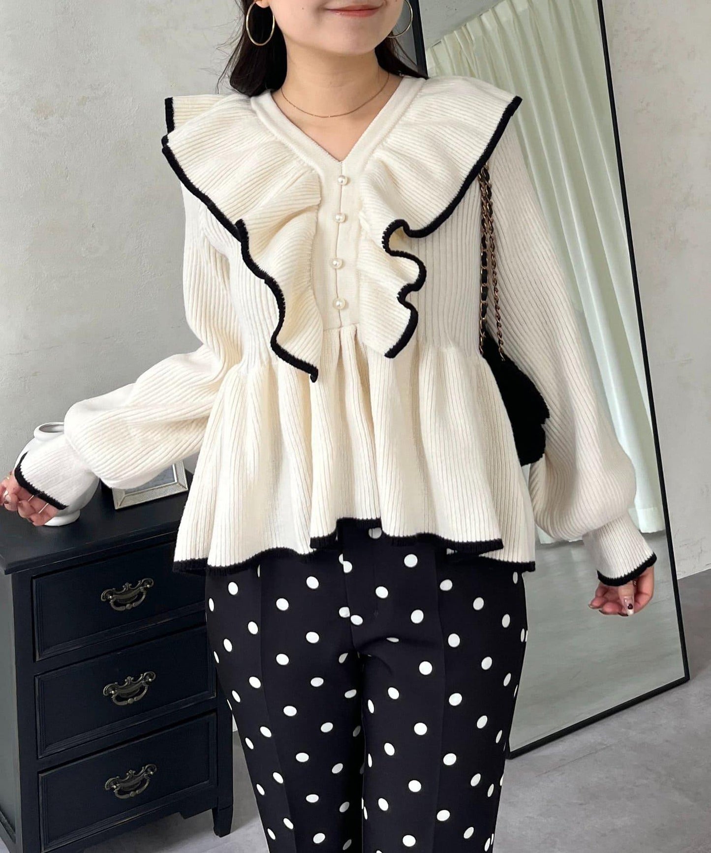 珍珠扣拼色荷葉邊短款針織衫