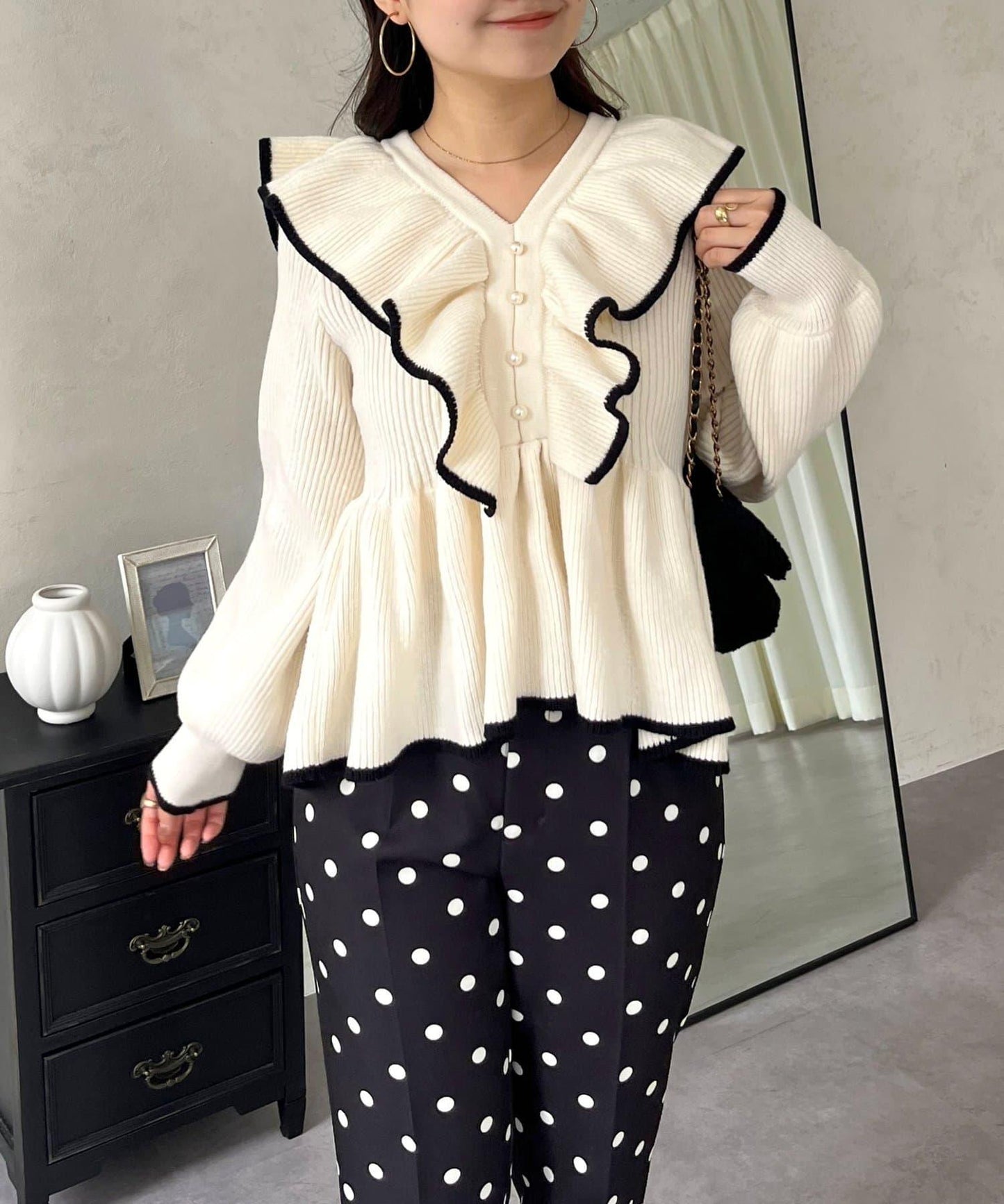 珍珠扣拼色荷葉邊短款針織衫