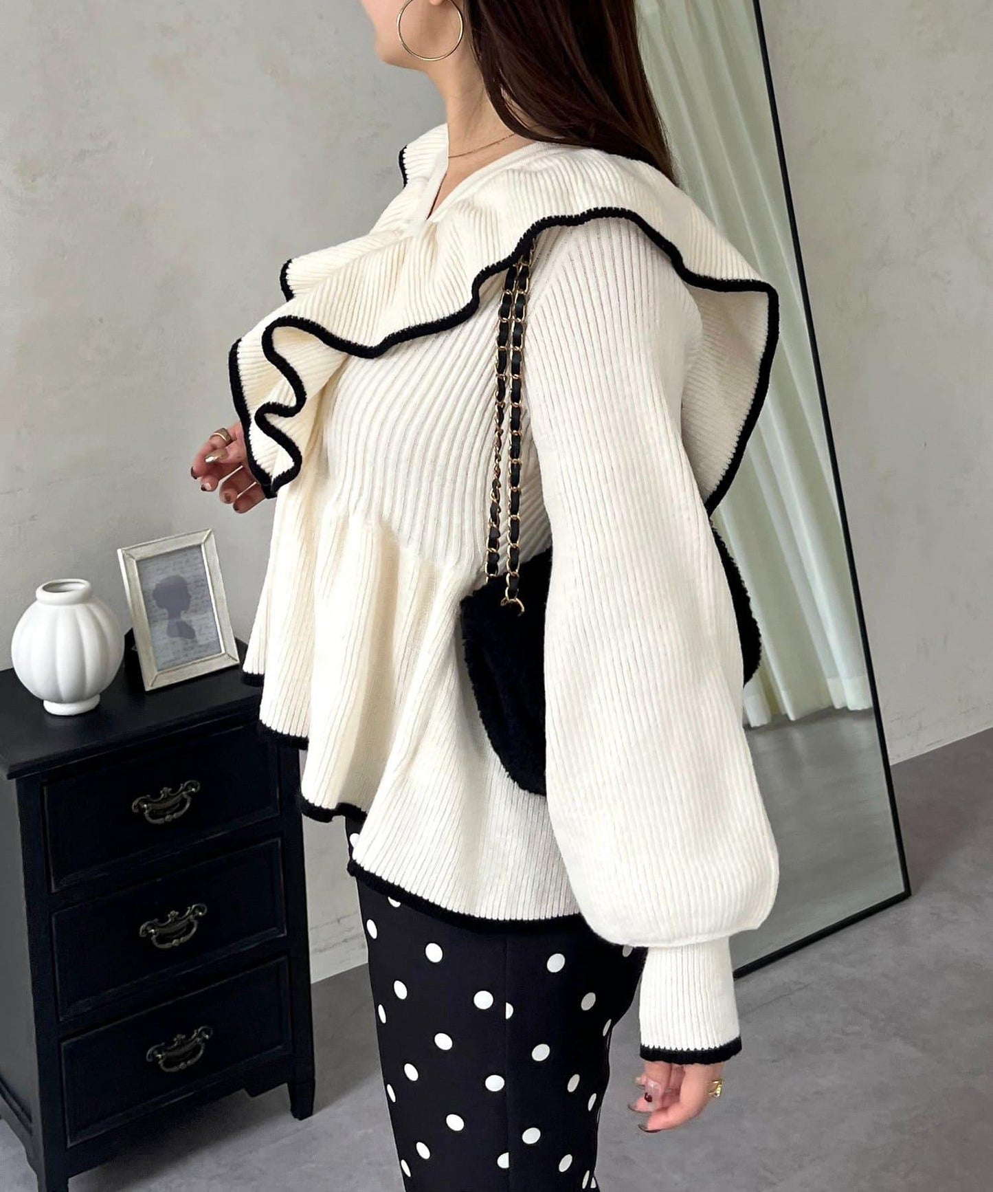 珍珠扣拼色荷葉邊短款針織衫