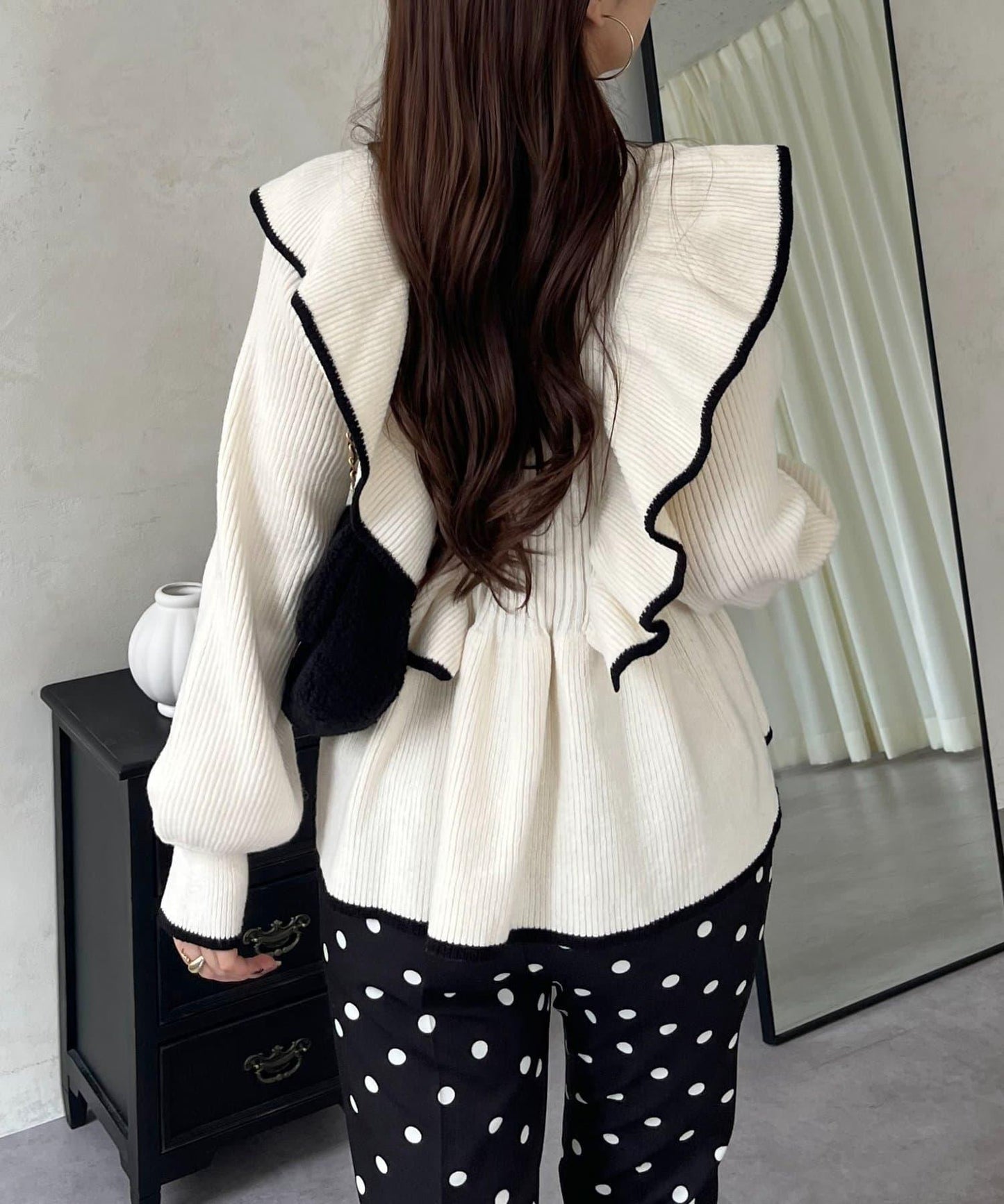 珍珠扣拼色荷葉邊短款針織衫