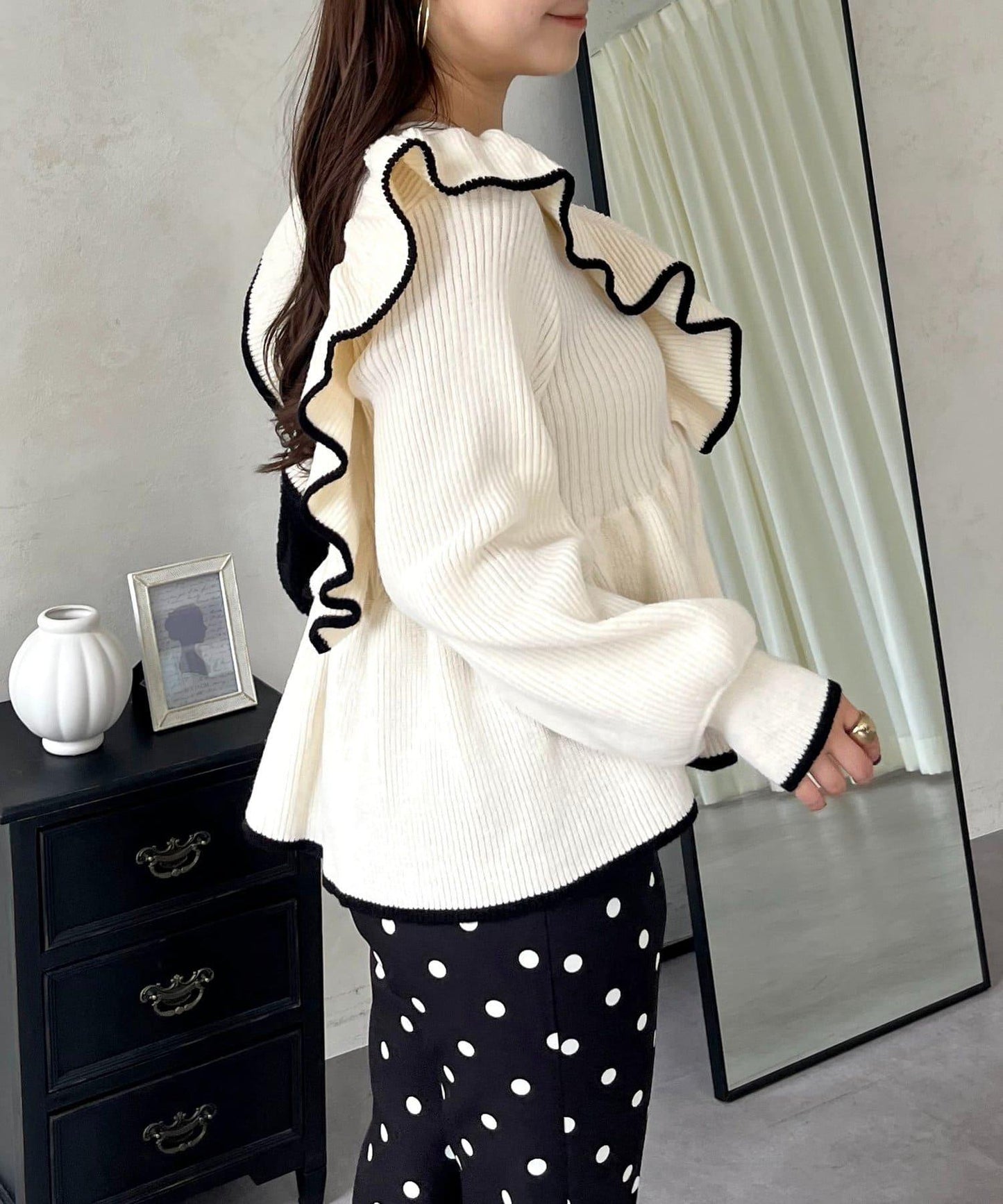 珍珠扣拼色荷葉邊短款針織衫