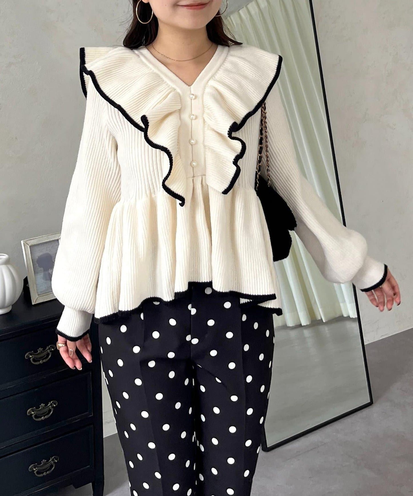 珍珠扣拼色荷葉邊短款針織衫