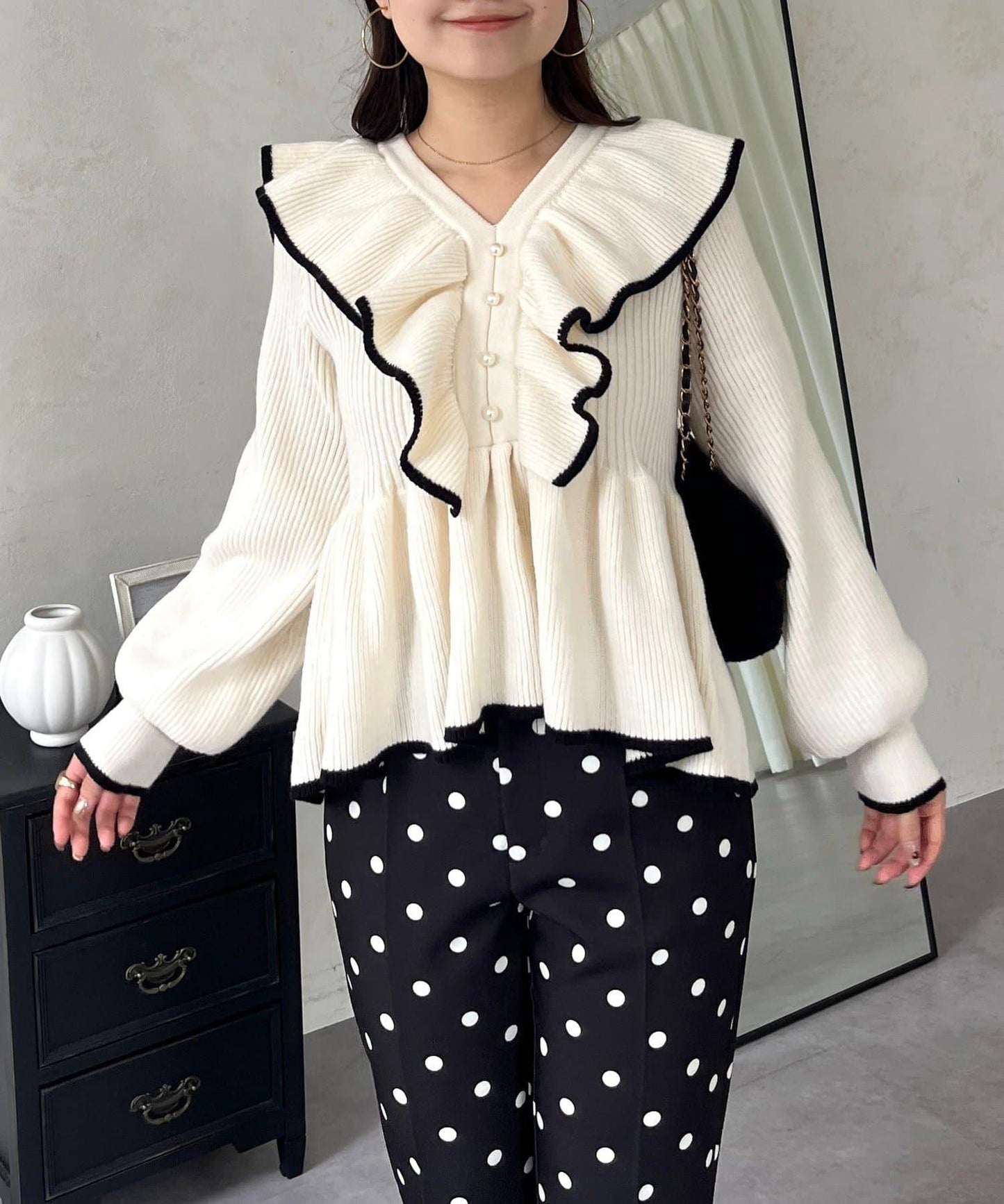 珍珠扣拼色荷葉邊短款針織衫