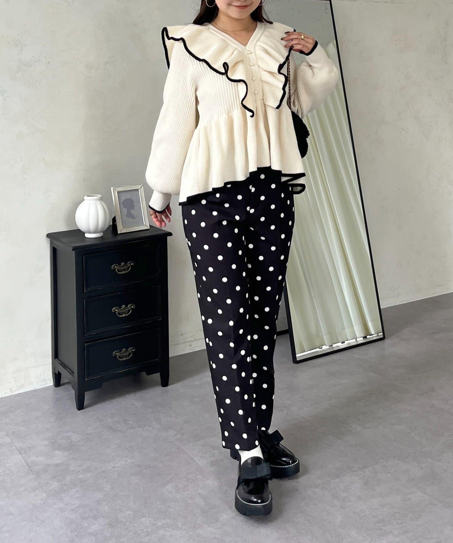 珍珠扣拼色荷葉邊短款針織衫