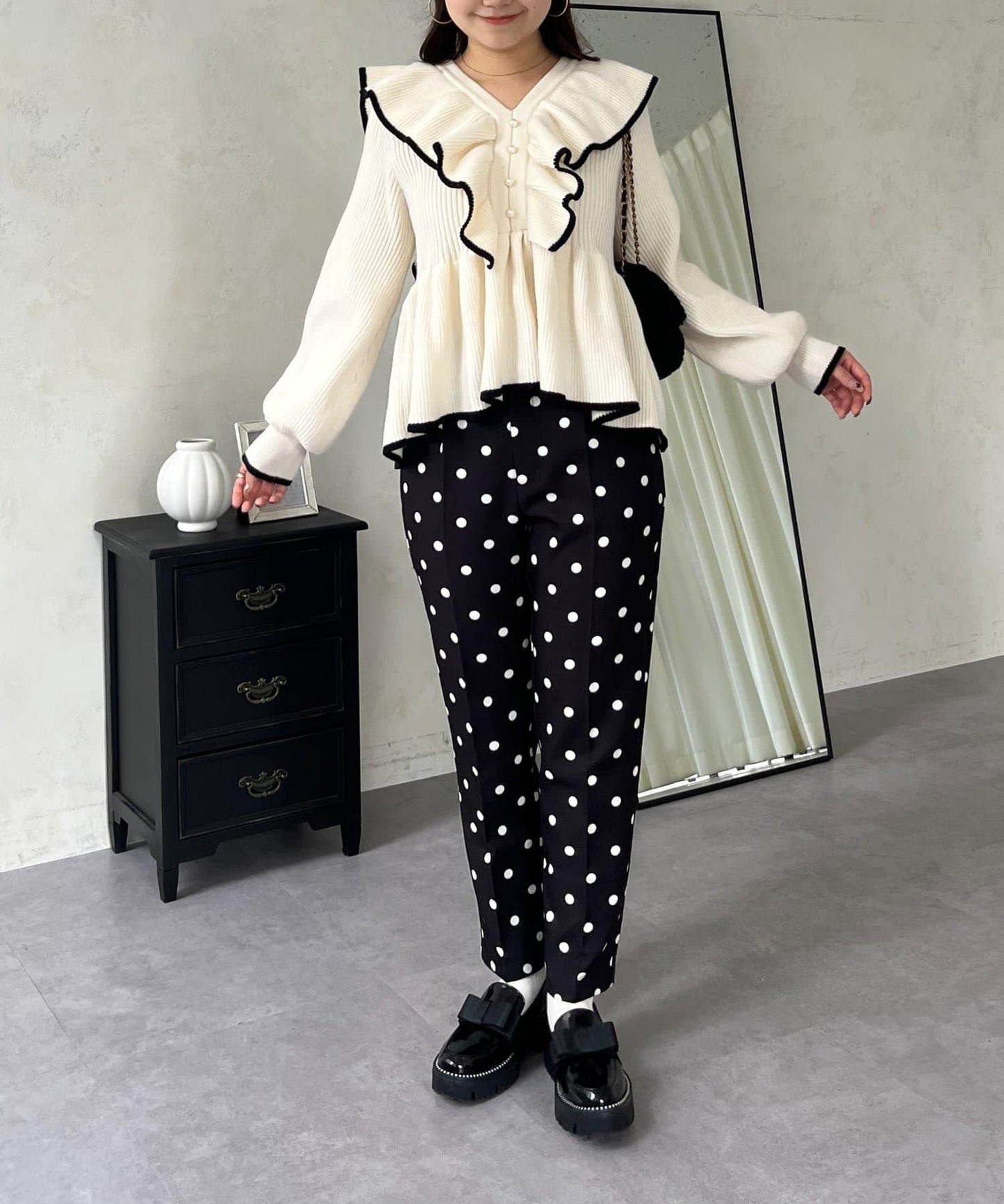 珍珠扣拼色荷葉邊短款針織衫