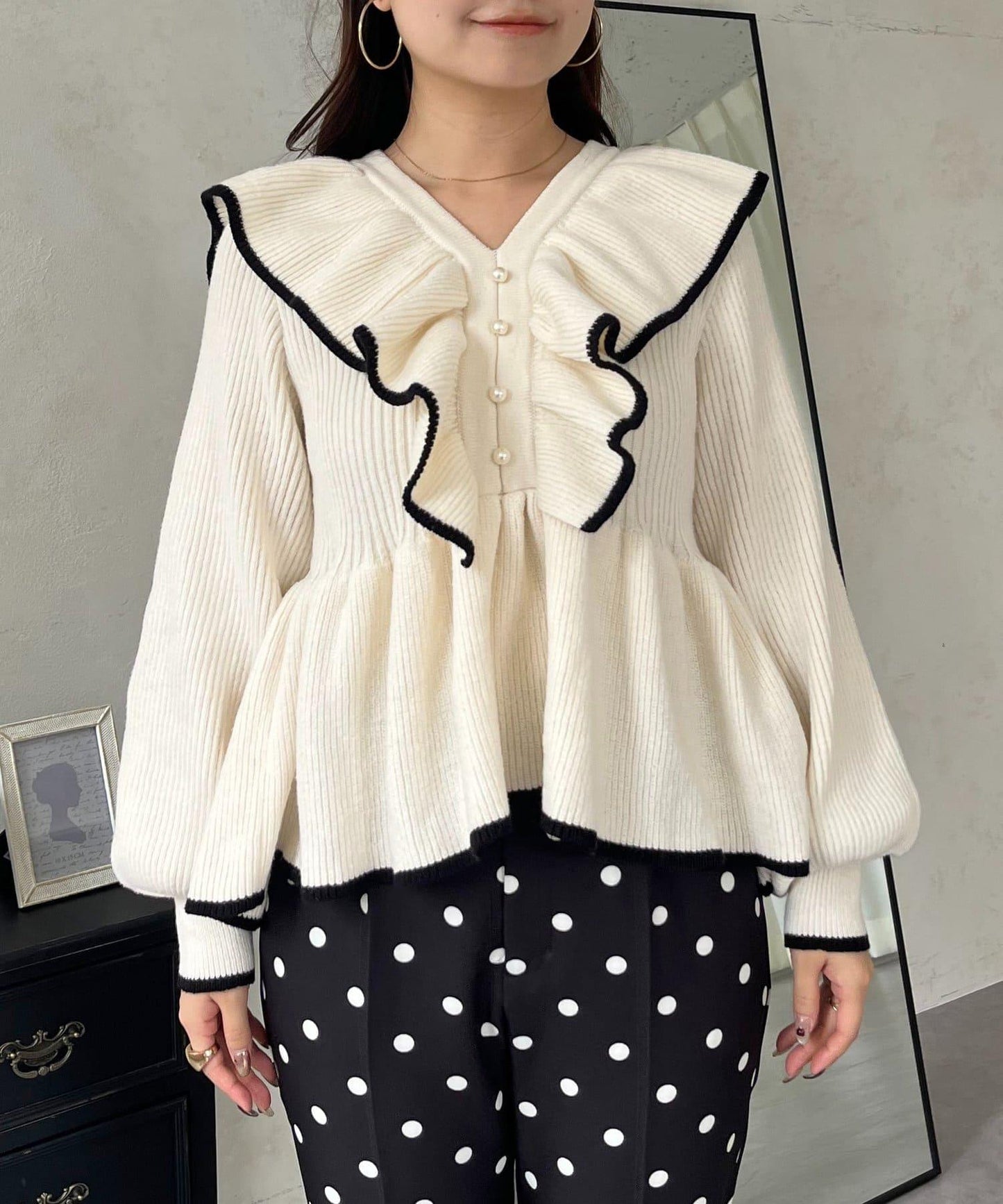 珍珠扣拼色荷葉邊短款針織衫