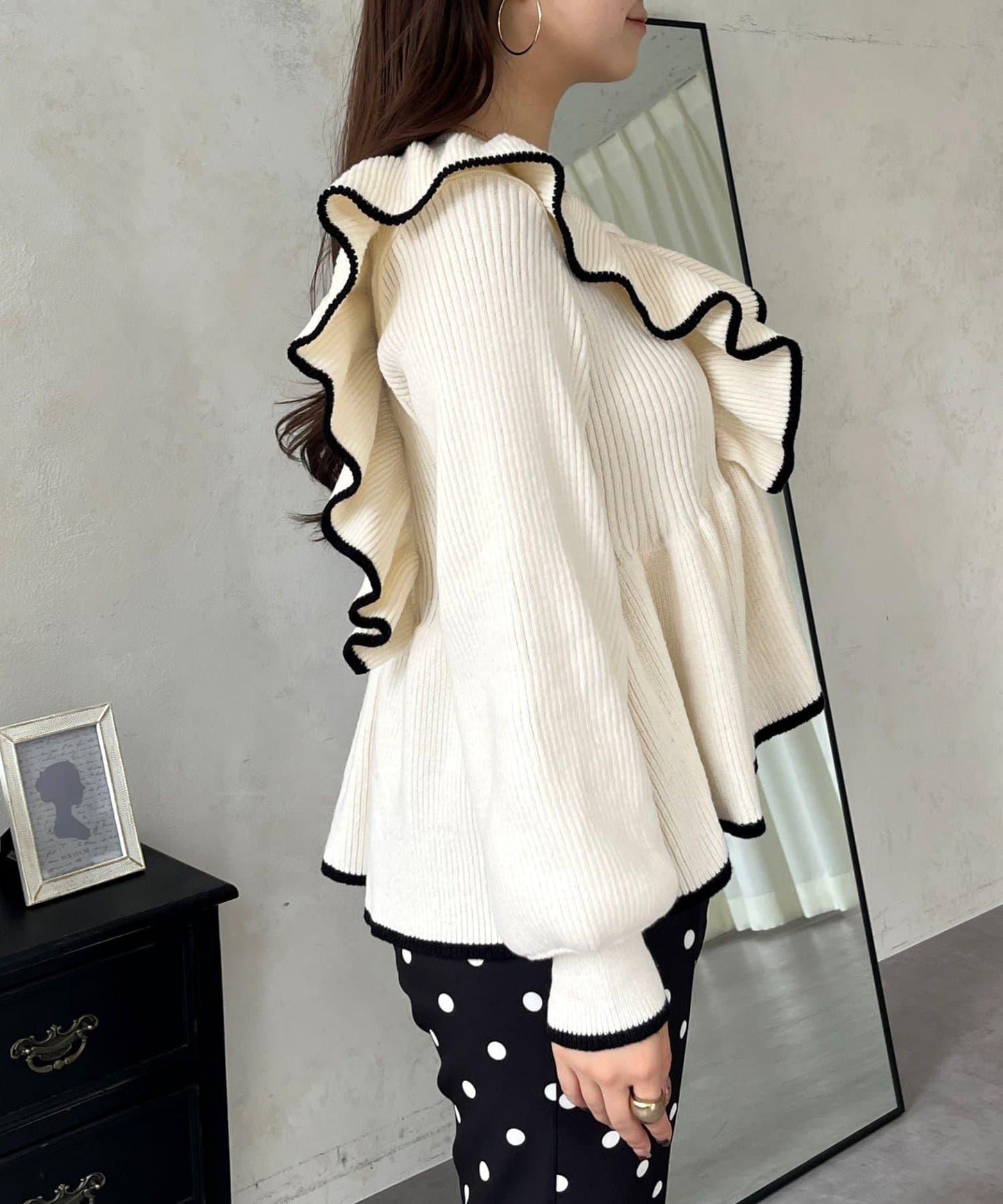 珍珠扣拼色荷葉邊短款針織衫