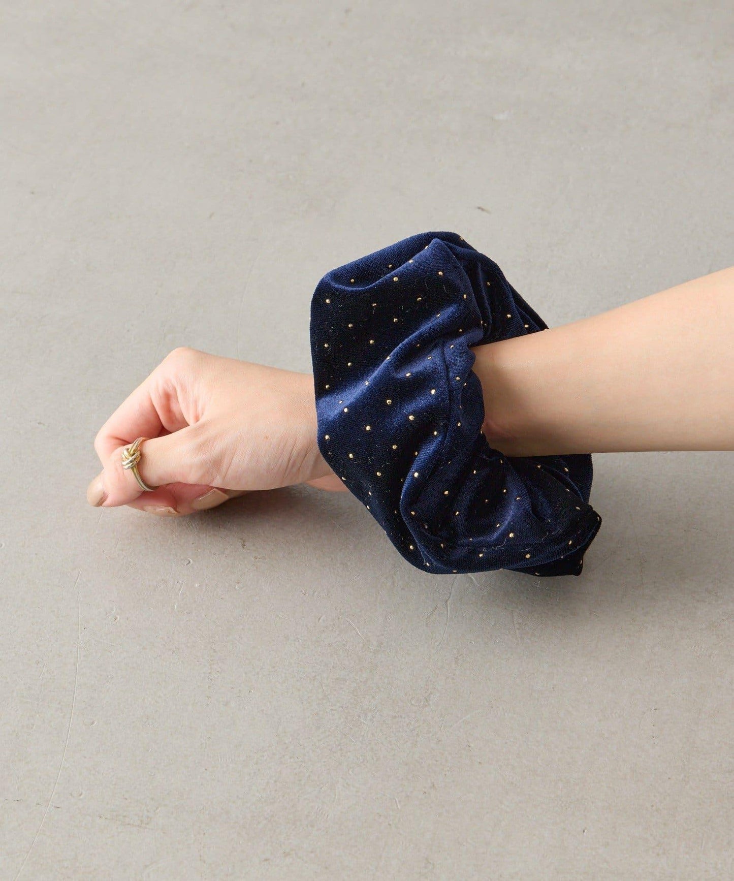 鑲釘天鵝絨髮圈