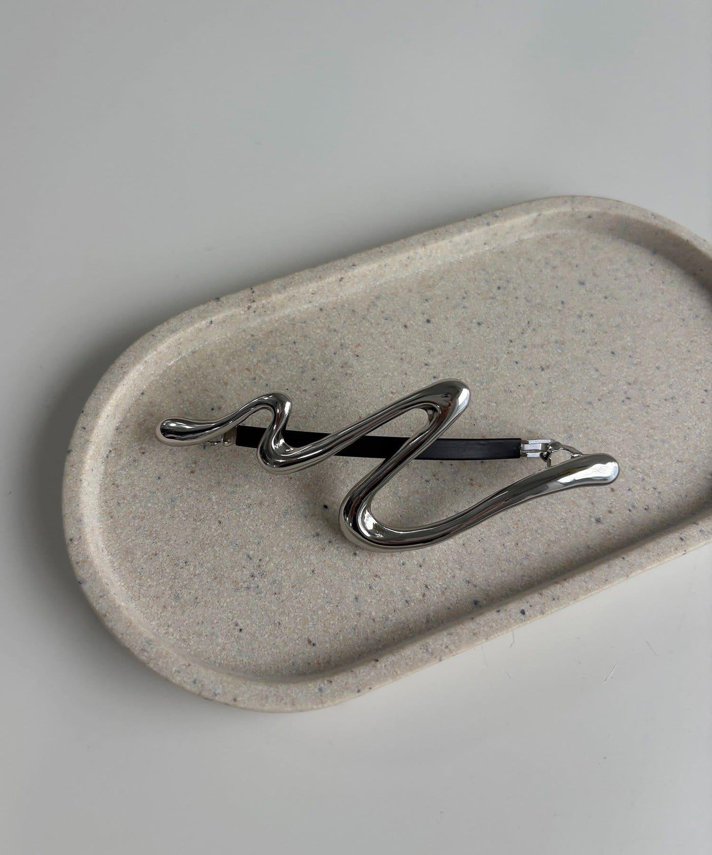 〈GOLDY/ゴールディ〉弧形線條纖細髮夾2