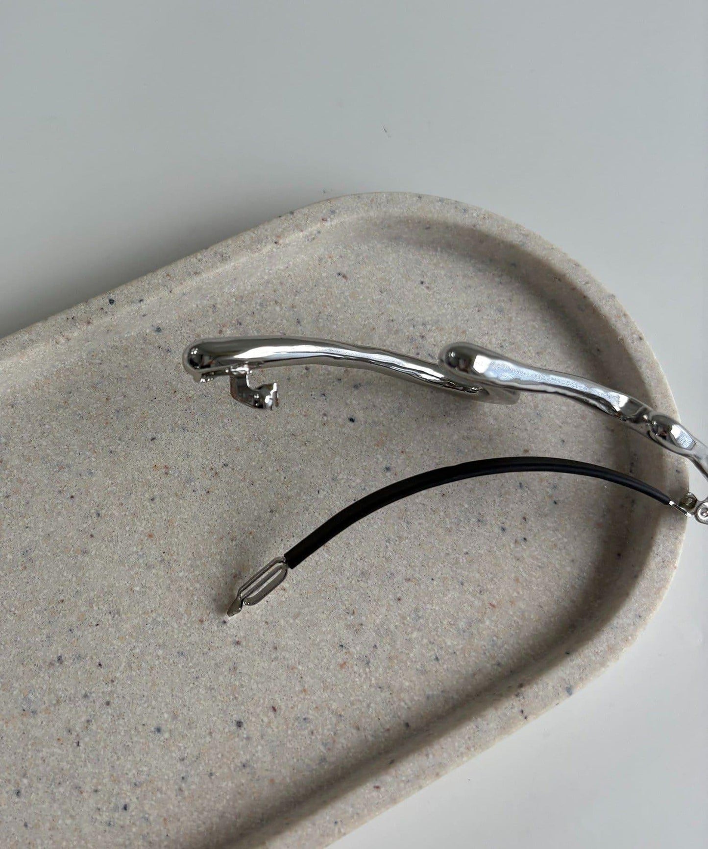 〈GOLDY/ゴールディ〉弧形線條纖細髮夾2