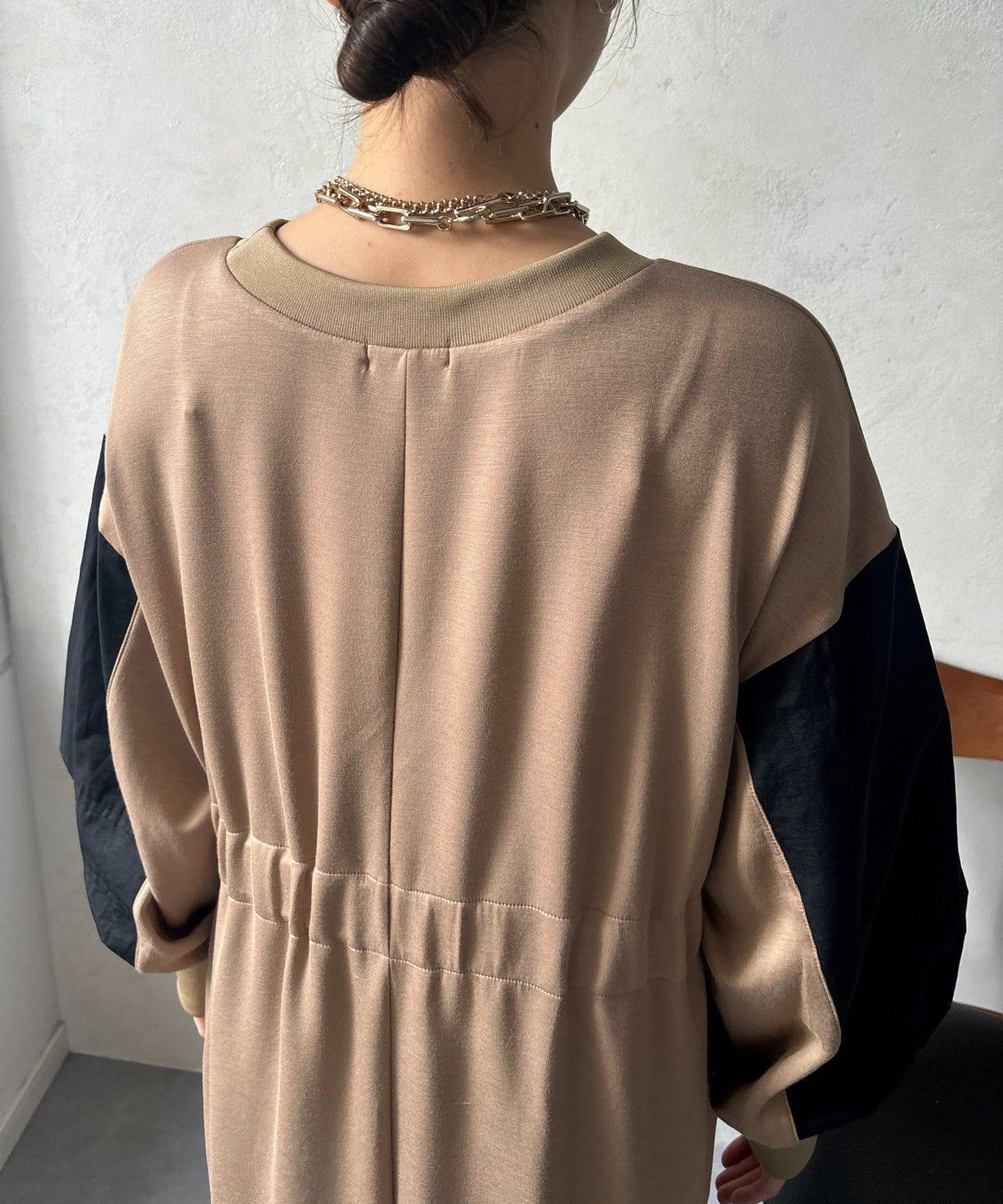 腰帶拼接異材質連衣裙