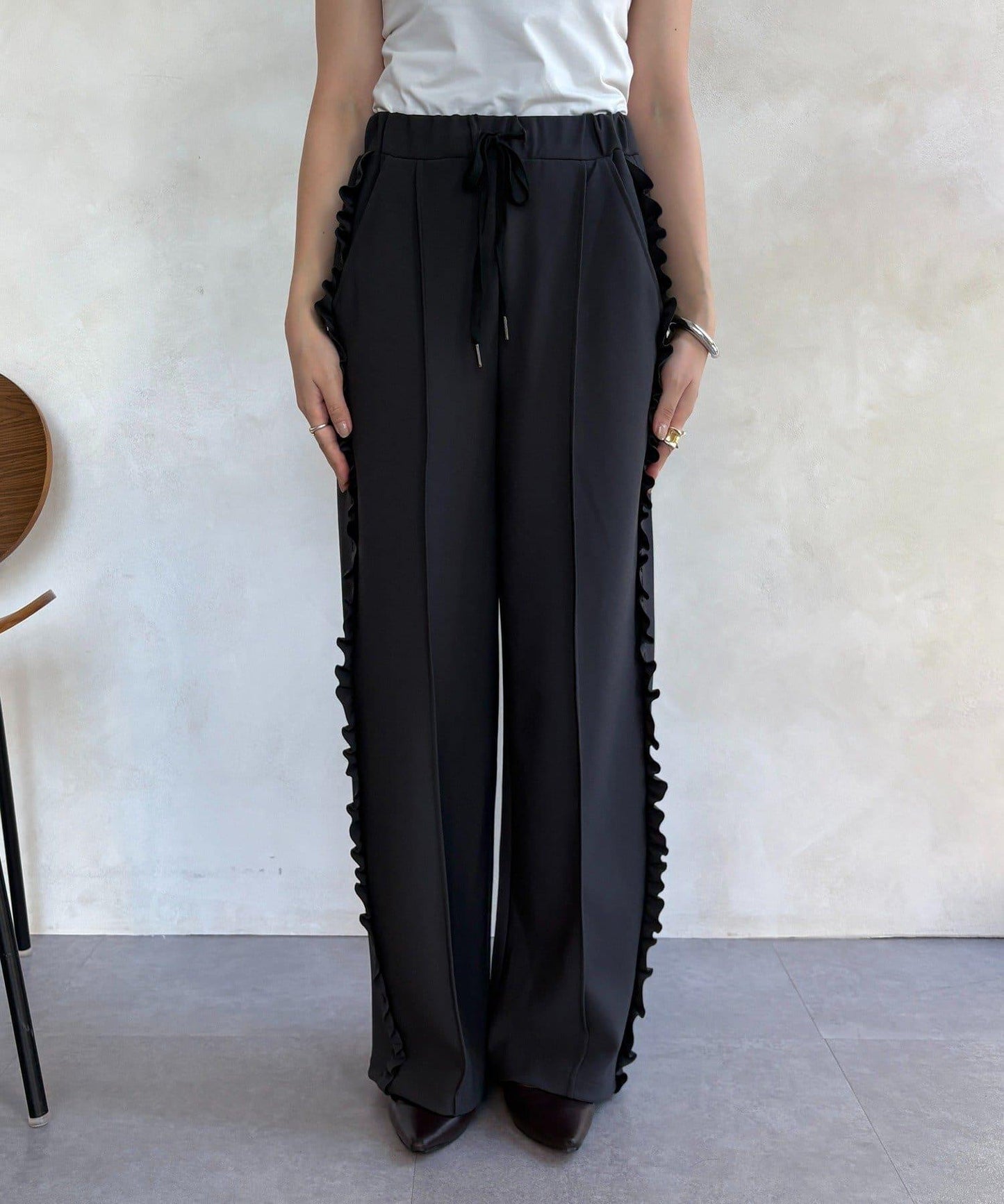 剪裁喬其紗側邊荷葉邊褲