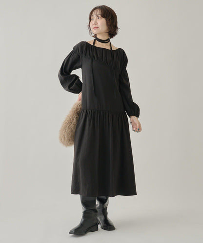 露肩抽繩連衣裙