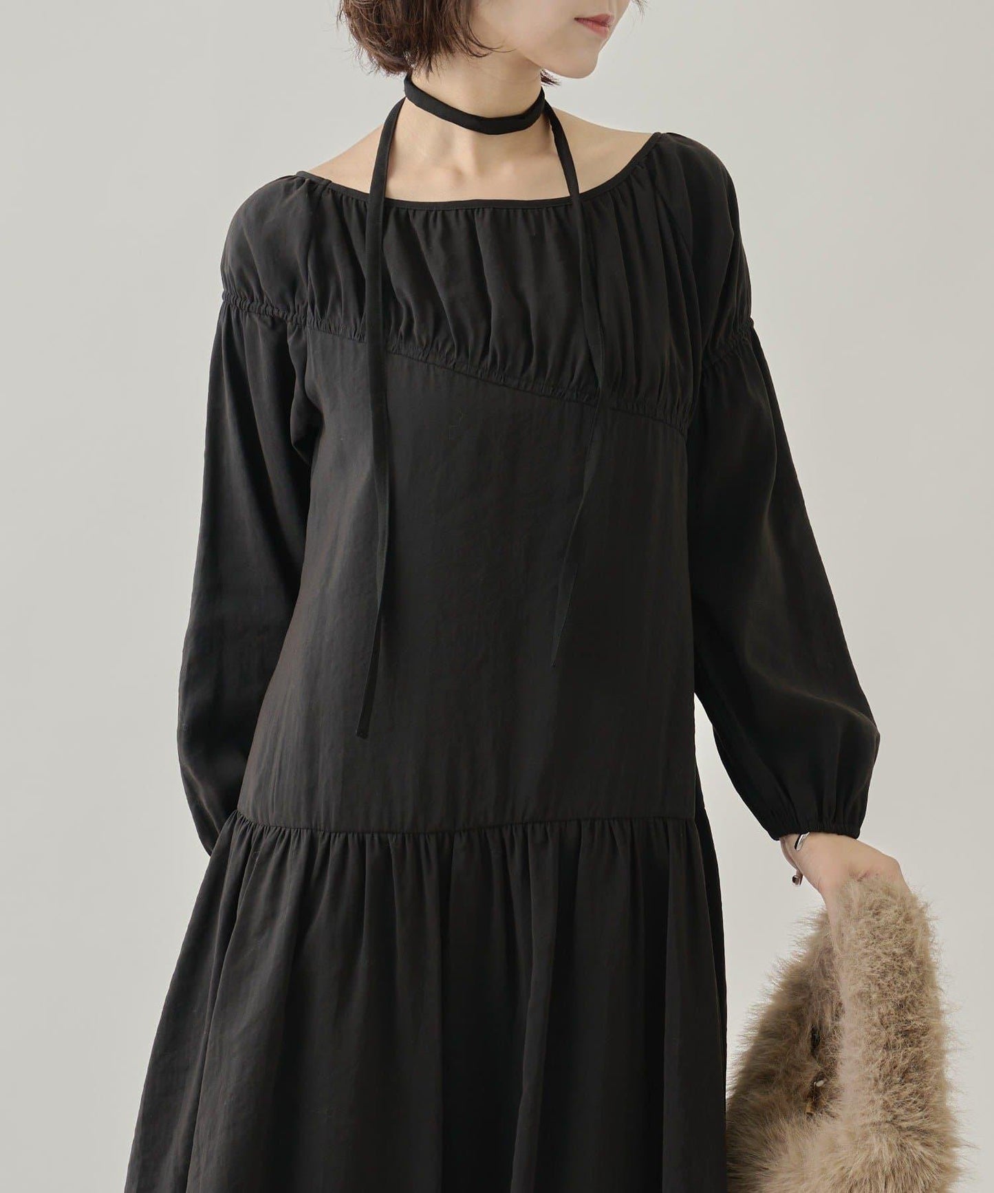 露肩抽繩連衣裙