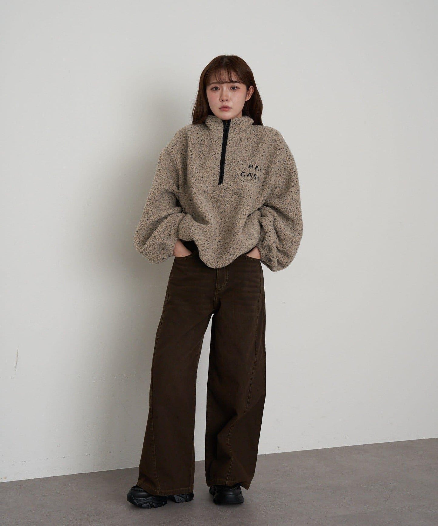 半拉鍊胸部刺繡抓絨衫