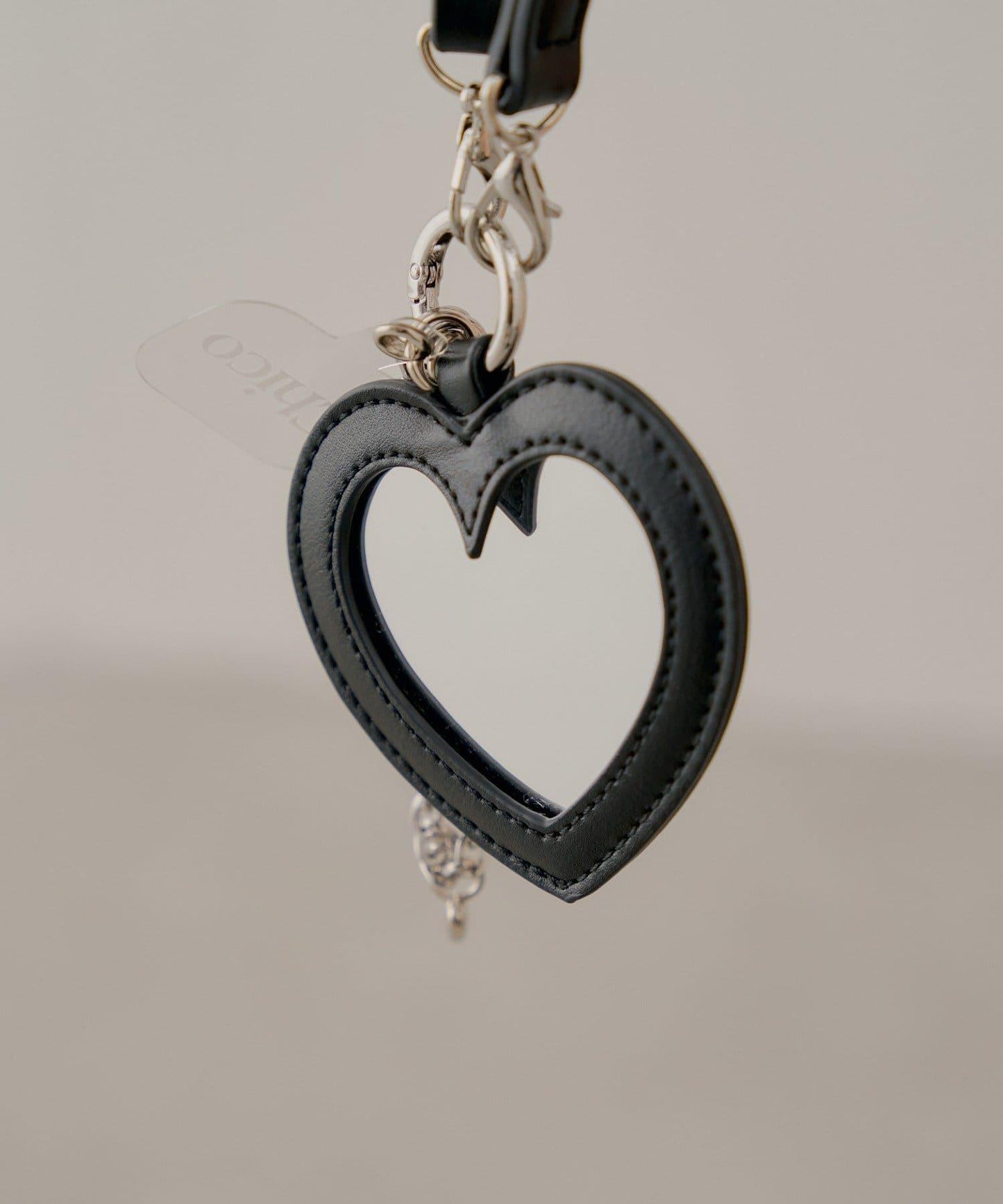 【Chico】帶愛心吊墜手機斜挎包