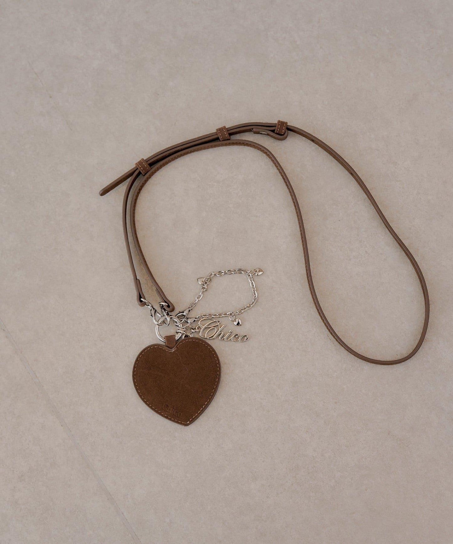 【Chico】帶愛心吊墜手機斜挎包