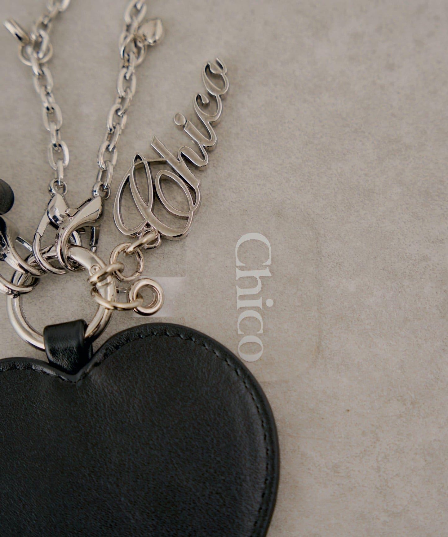 【Chico】帶愛心吊墜手機斜挎包