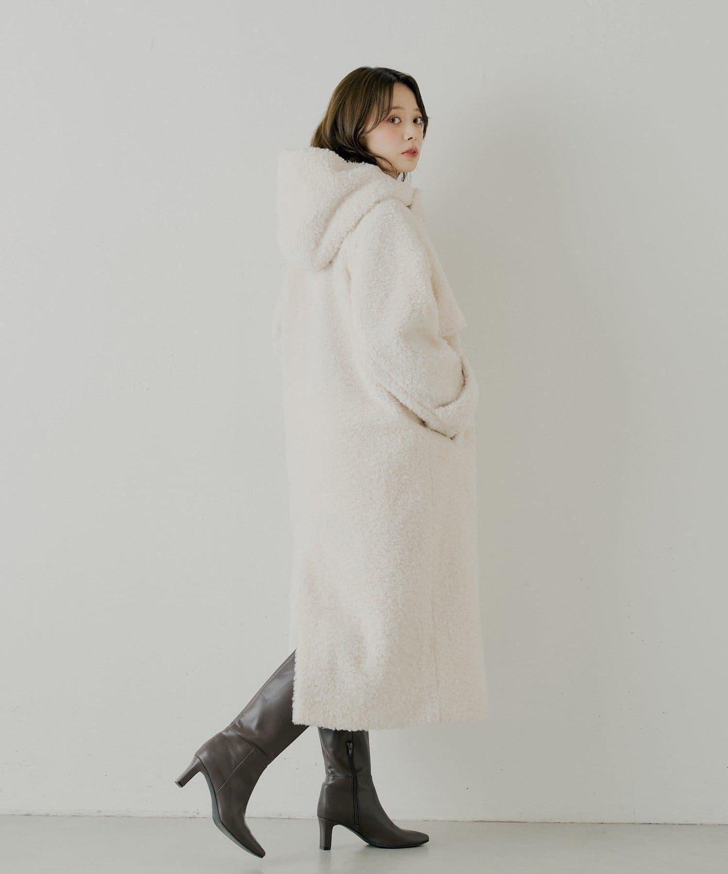 【SALON by Chico】短款羊羔絨連帽長款牛角扣大衣