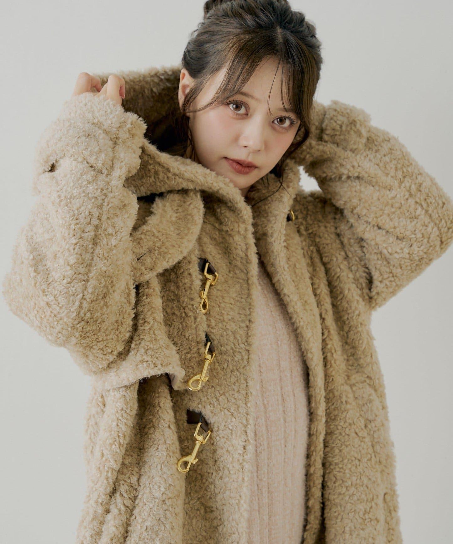 【SALON by Chico】短款羊羔絨連帽長款牛角扣大衣