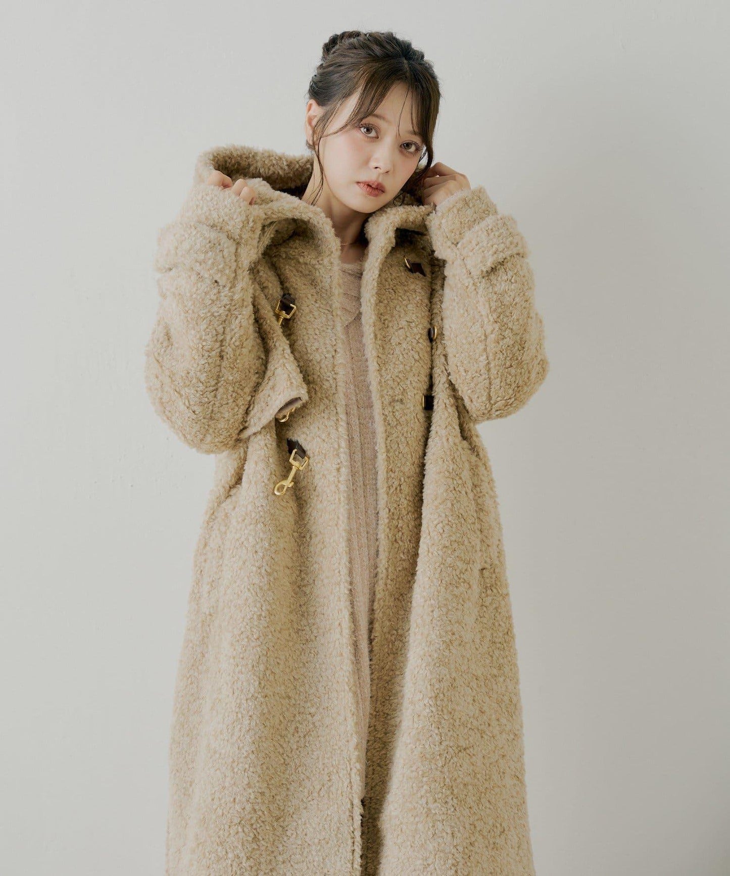 【SALON by Chico】短款羊羔絨連帽長款牛角扣大衣