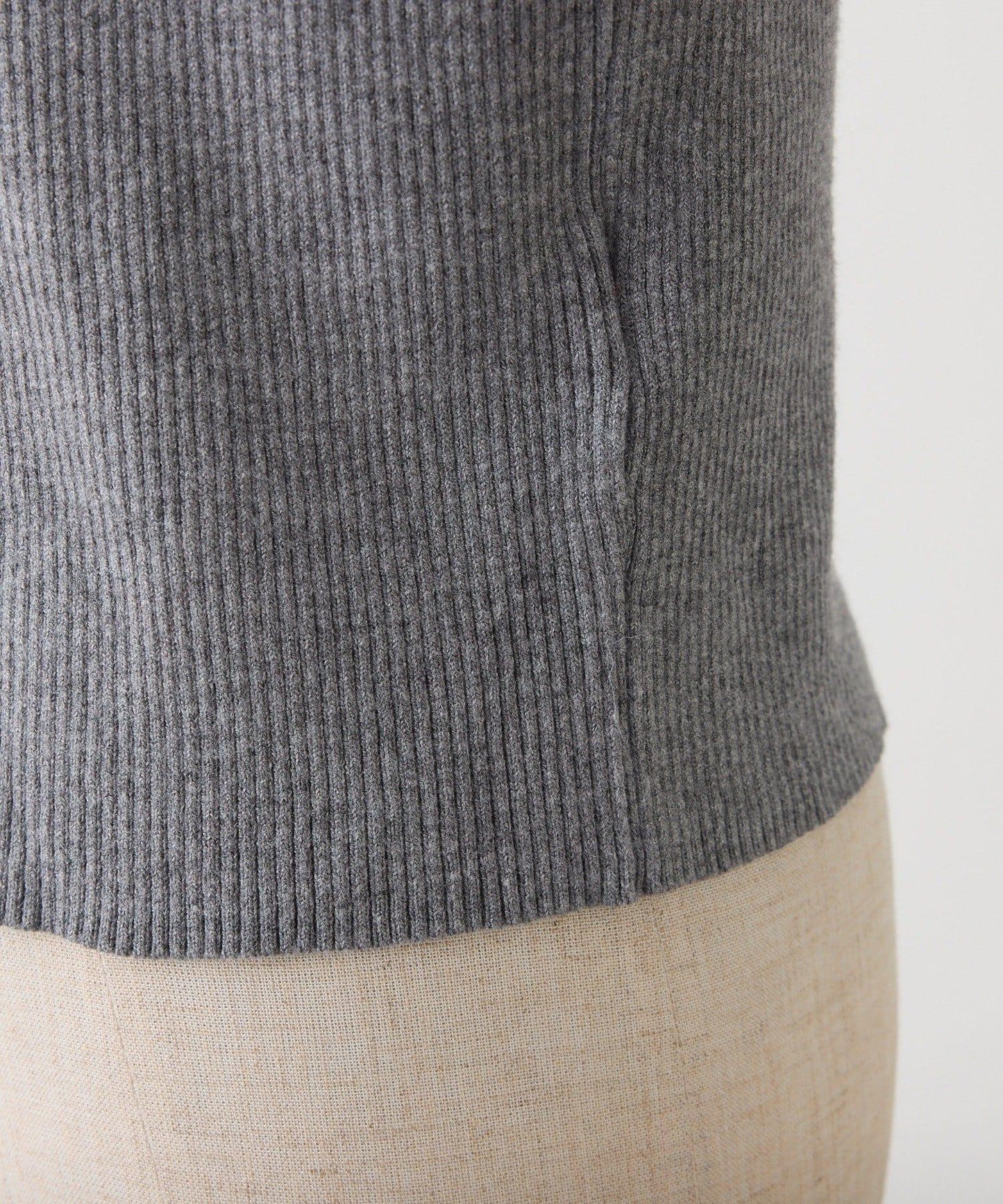 袖釦裝飾高領針織衫