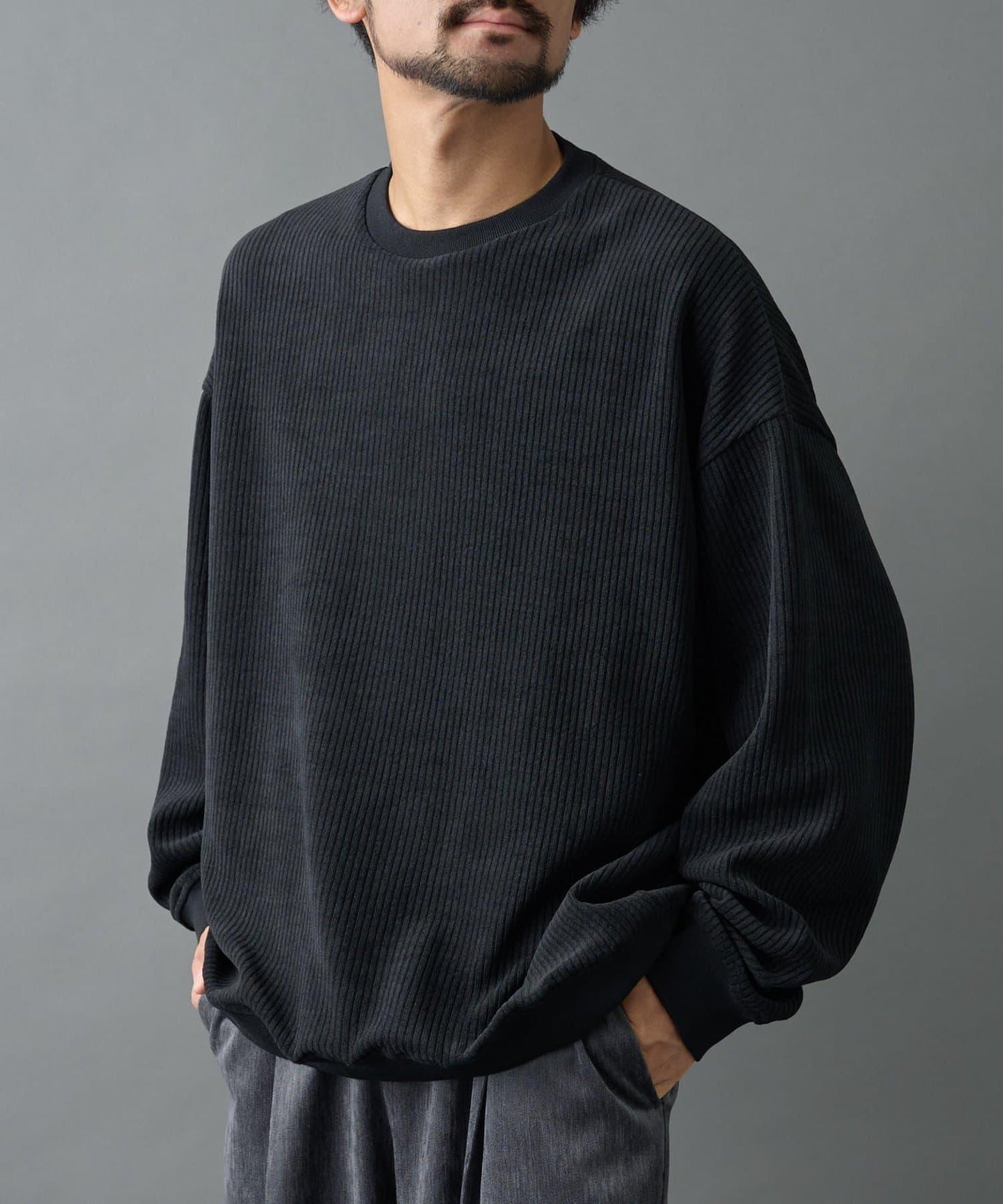 剪裁燈芯絨圓領衫