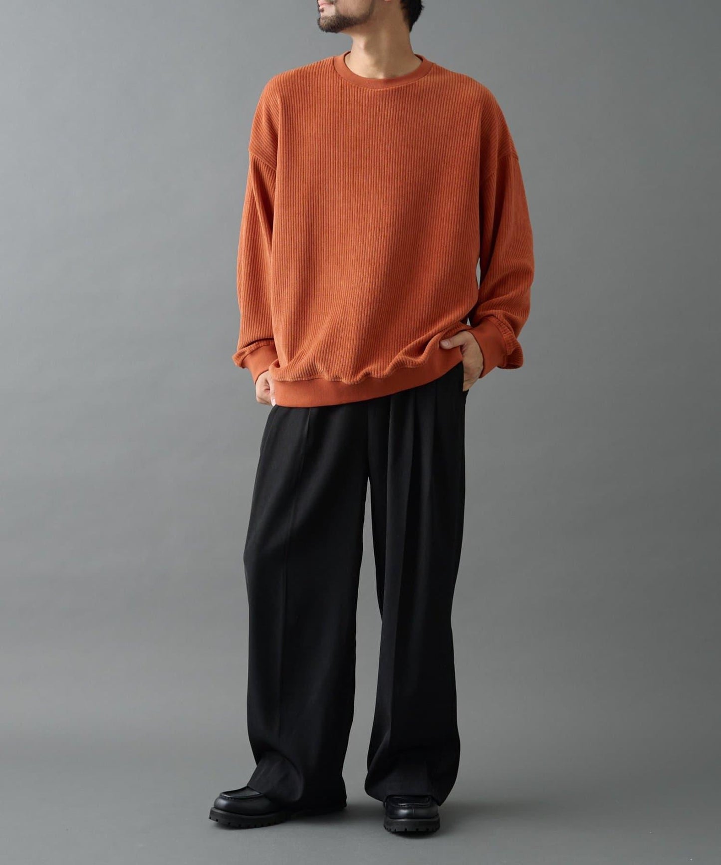 剪裁燈芯絨圓領衫