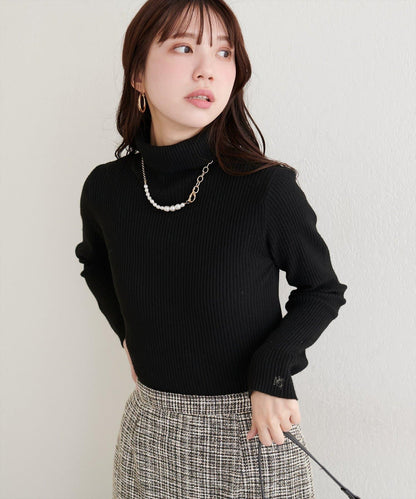 單點刺繡高領羅紋針織衫