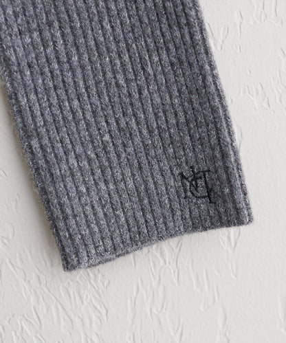 單點刺繡高領羅紋針織衫
